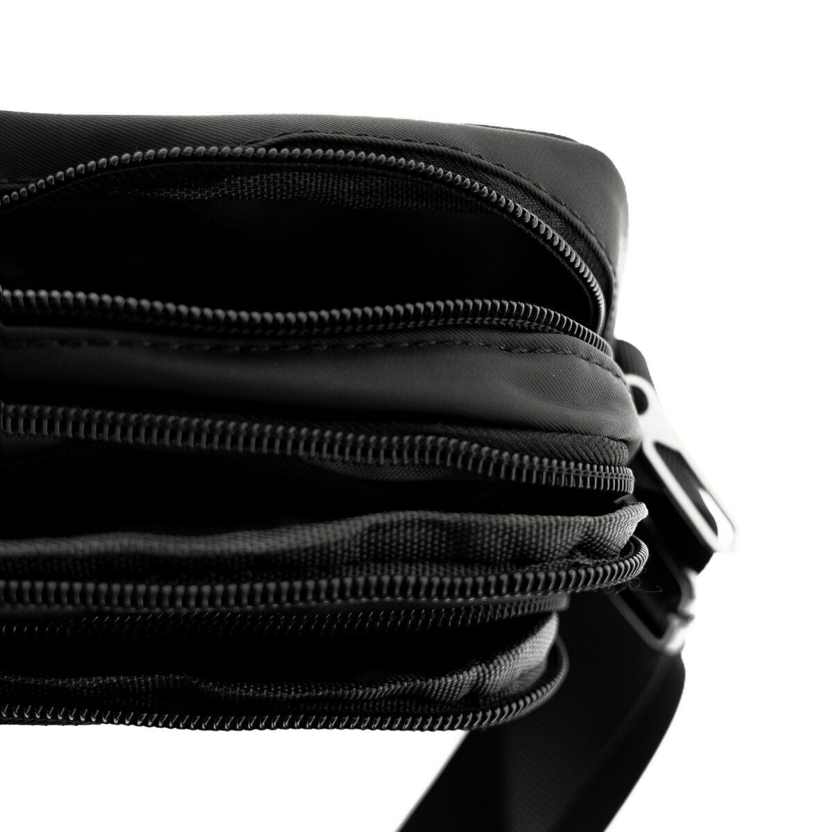 Nahaufnahme einer schwarzen Tasche mit mehreren Reißverschlussfächern.