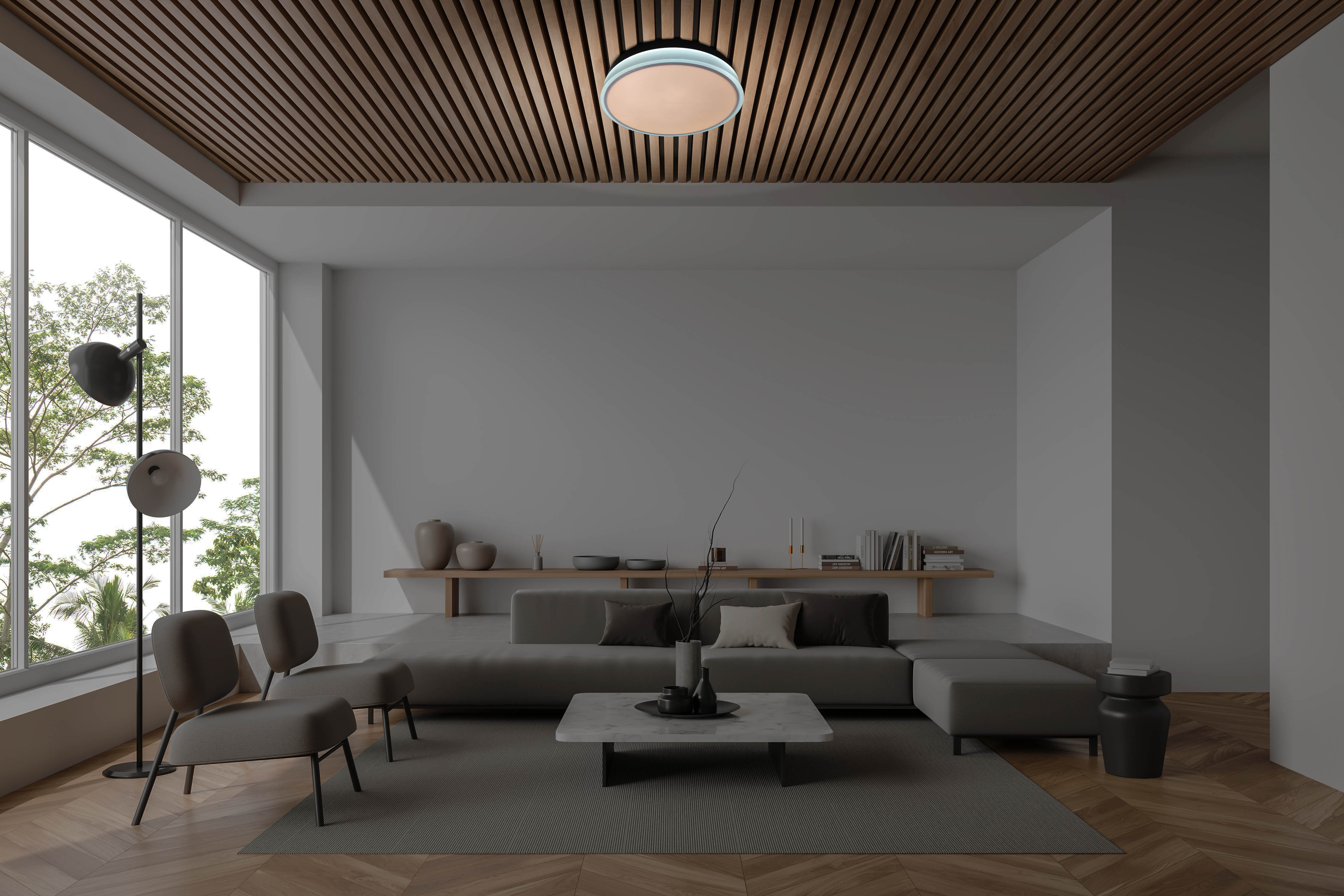 Ein modernes Wohnzimmer mit großem Fenster, Sofa und Couchtisch. Holzdecke und -boden.
