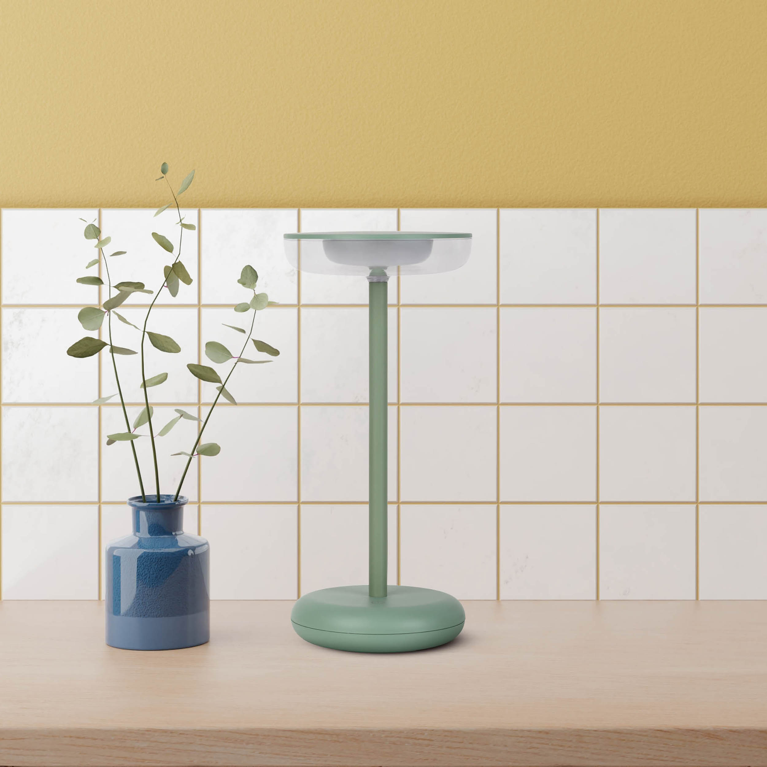 Ästhetisches weißes und gelbes Zimmer mit Vase und dekorativem Ständer.