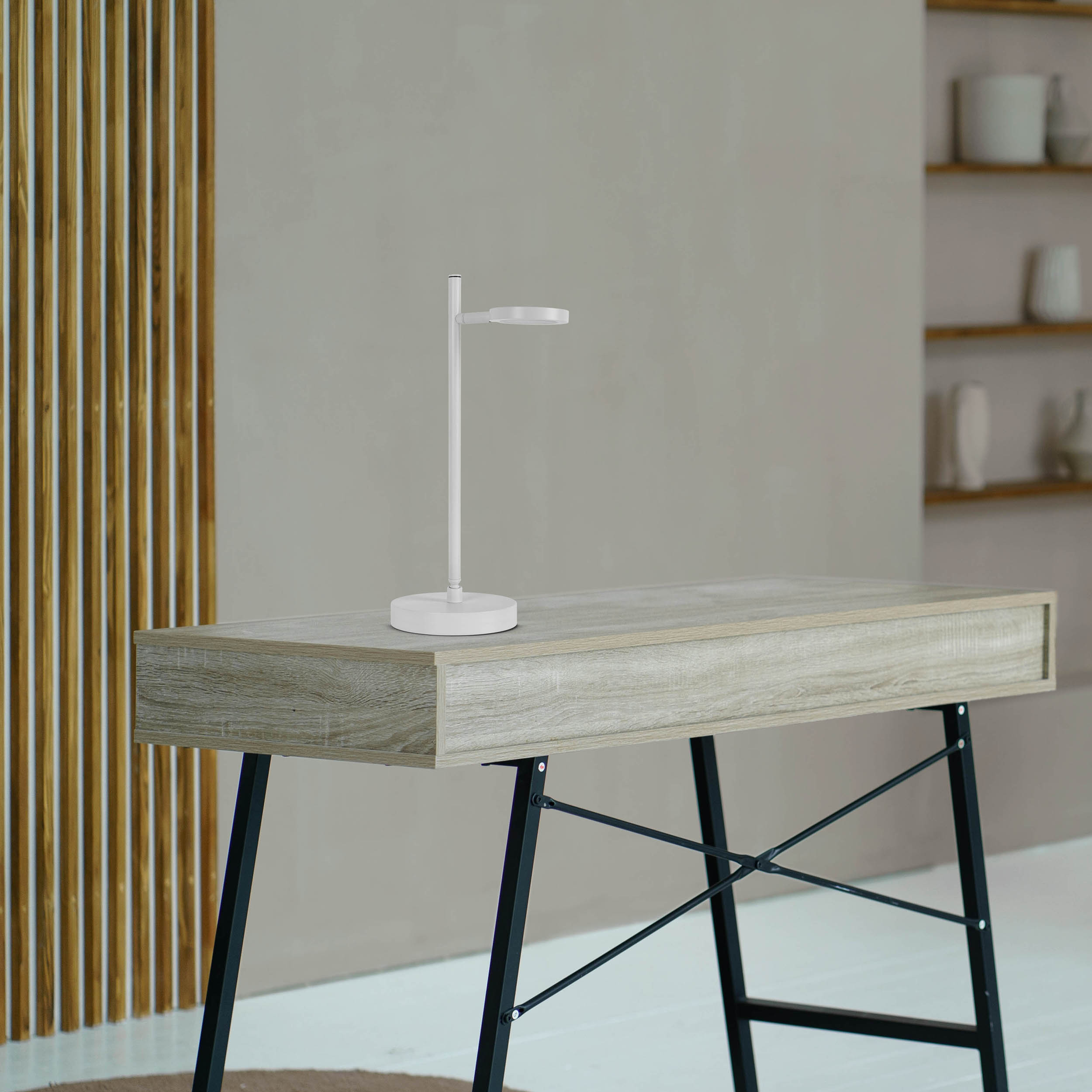 Moderner Schreibtisch mit weißer Schreibtischlampe. Der Schreibtisch hat eine Holzplatte und schwarze Metallbeine.
