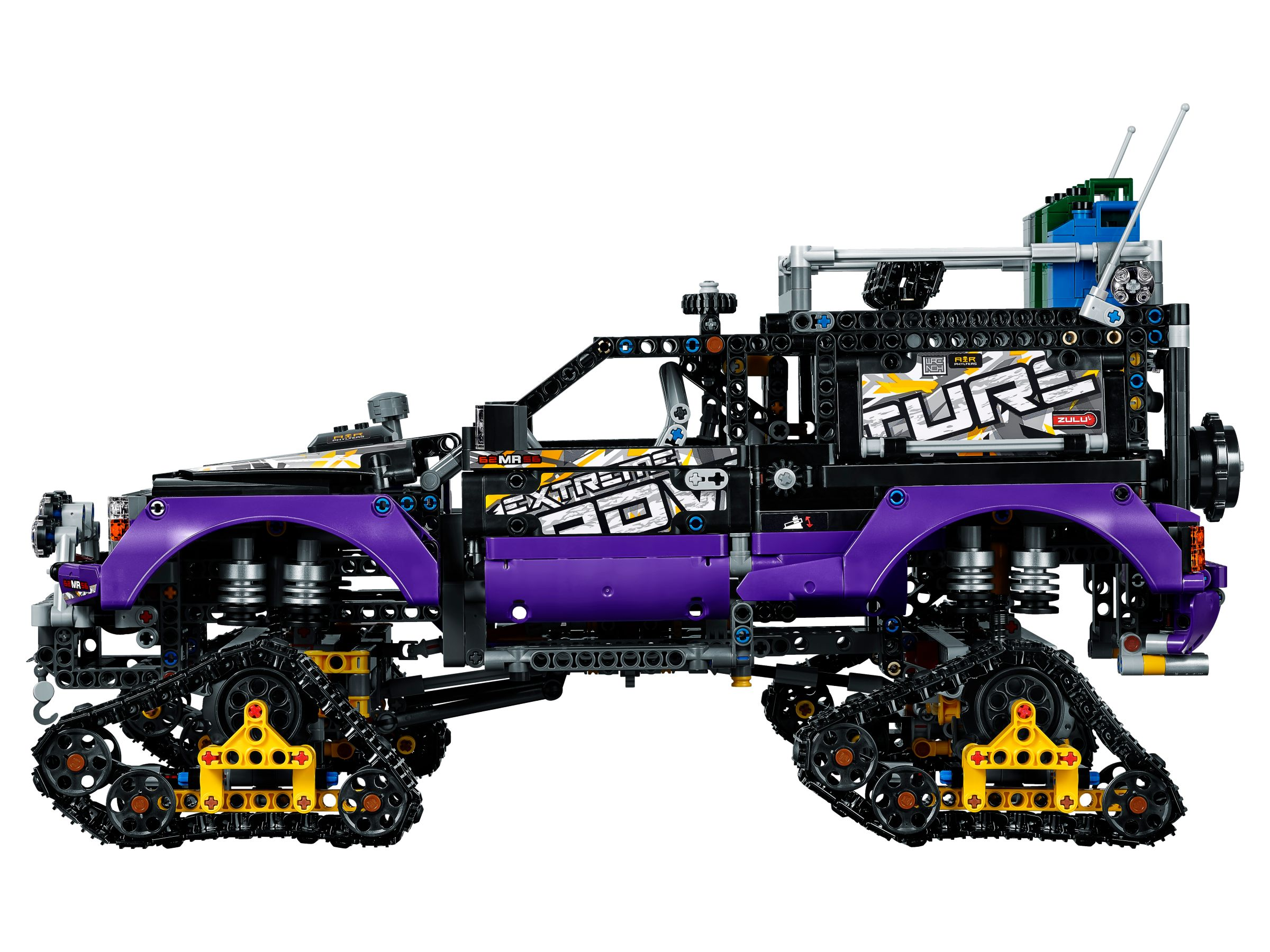 Fioletowo-czarna ciężarówka Lego Technic. Gąsienice. Białe tło.