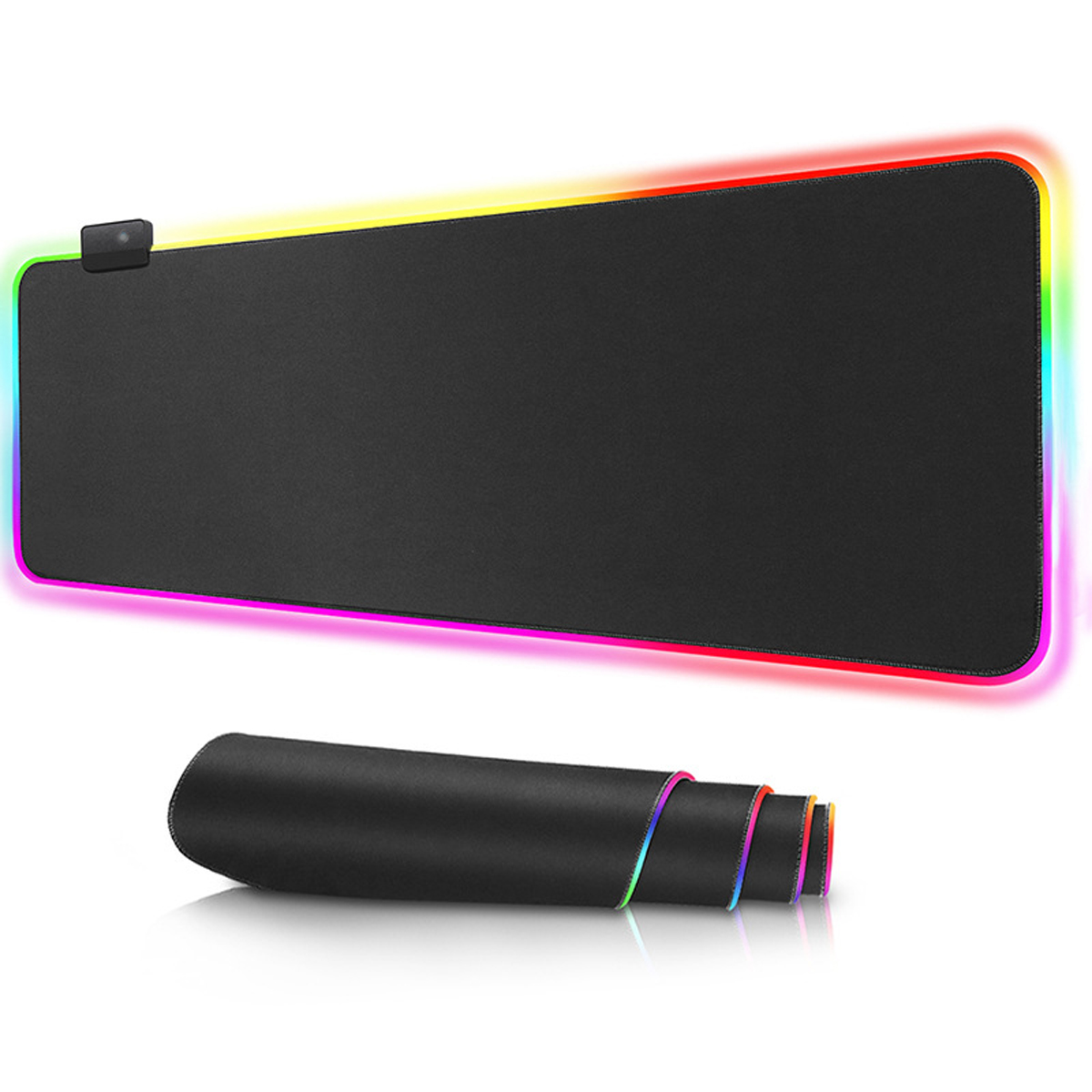 Schwarzes Mauspad mit RGB-Beleuchtung und ein aufgerolltes. Weißer Hintergrund.