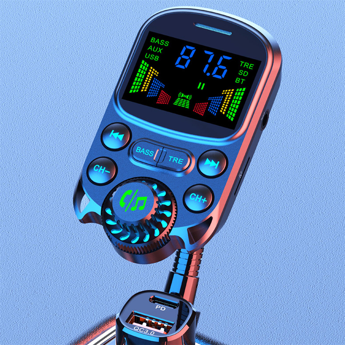 Ein blauer Auto-FM-Transmitter mit Digitalanzeige, die Radioinformationen und Steuertasten anzeigt.