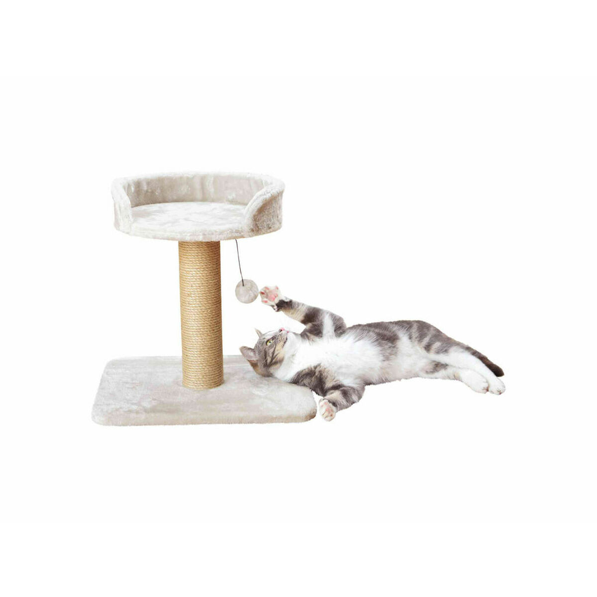 Eine Katze spielt mit einem Spielzeug auf einem Katzenbaum. Der Baum ist beige, die Katze grau-weiß.
