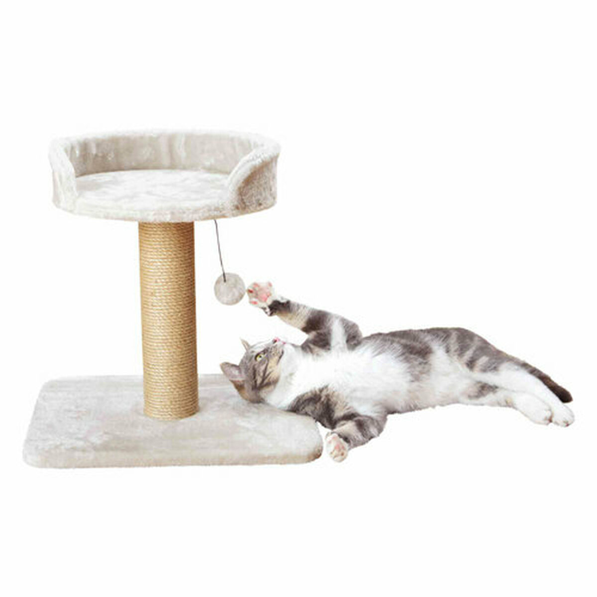 Eine Katze spielt mit einem Spielzeug auf einem beigen Kratzbaum.