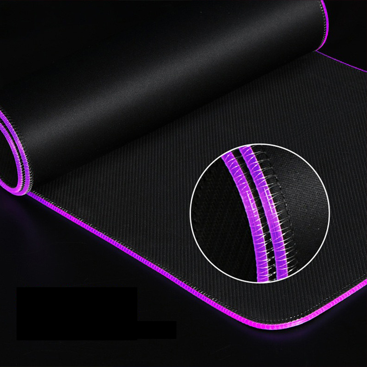 Nahaufnahme eines schwarzen Gaming-Mauspads mit lila LED-Rand.