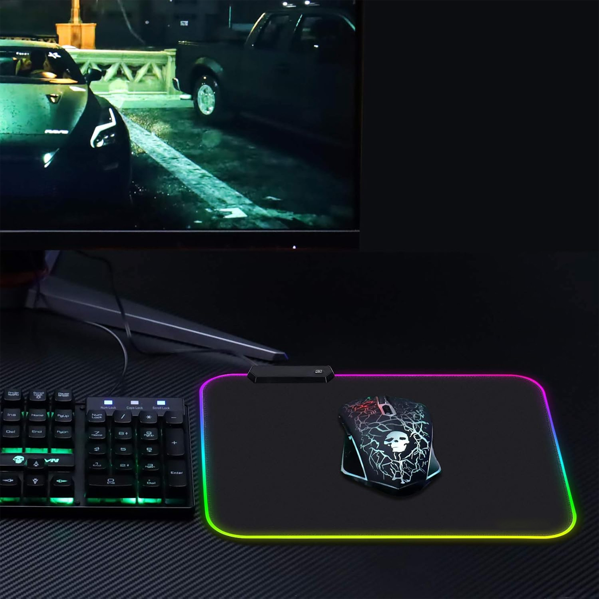 Ein Gaming-Setup mit Monitor, Spielszene, Maus und Tastatur.