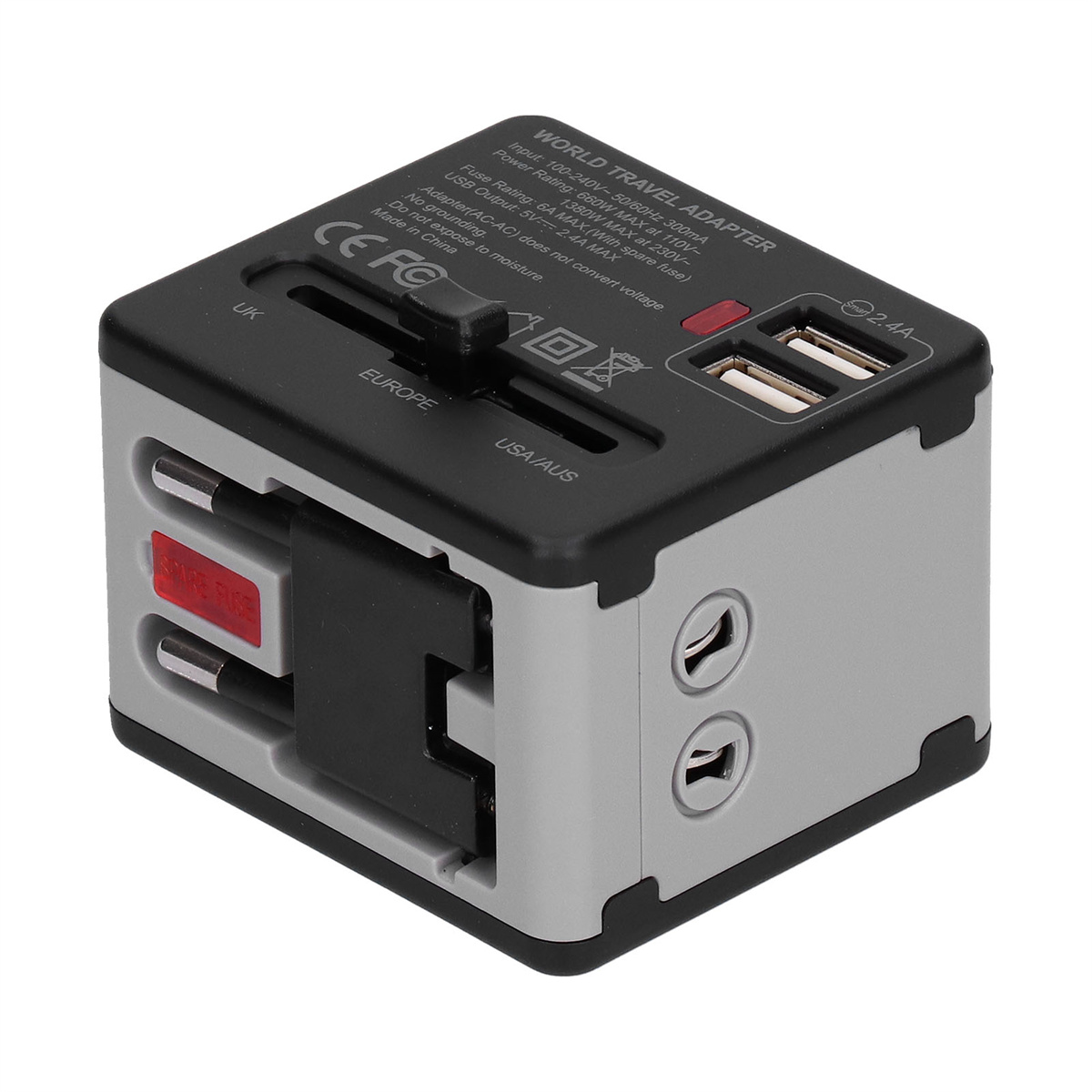 Ein Mehrfachstecker-Reiseadapter, schwarz und grau. Er hat mehrere Steckerkonfigurationen, USB-Anschlüsse und ist beschriftet.