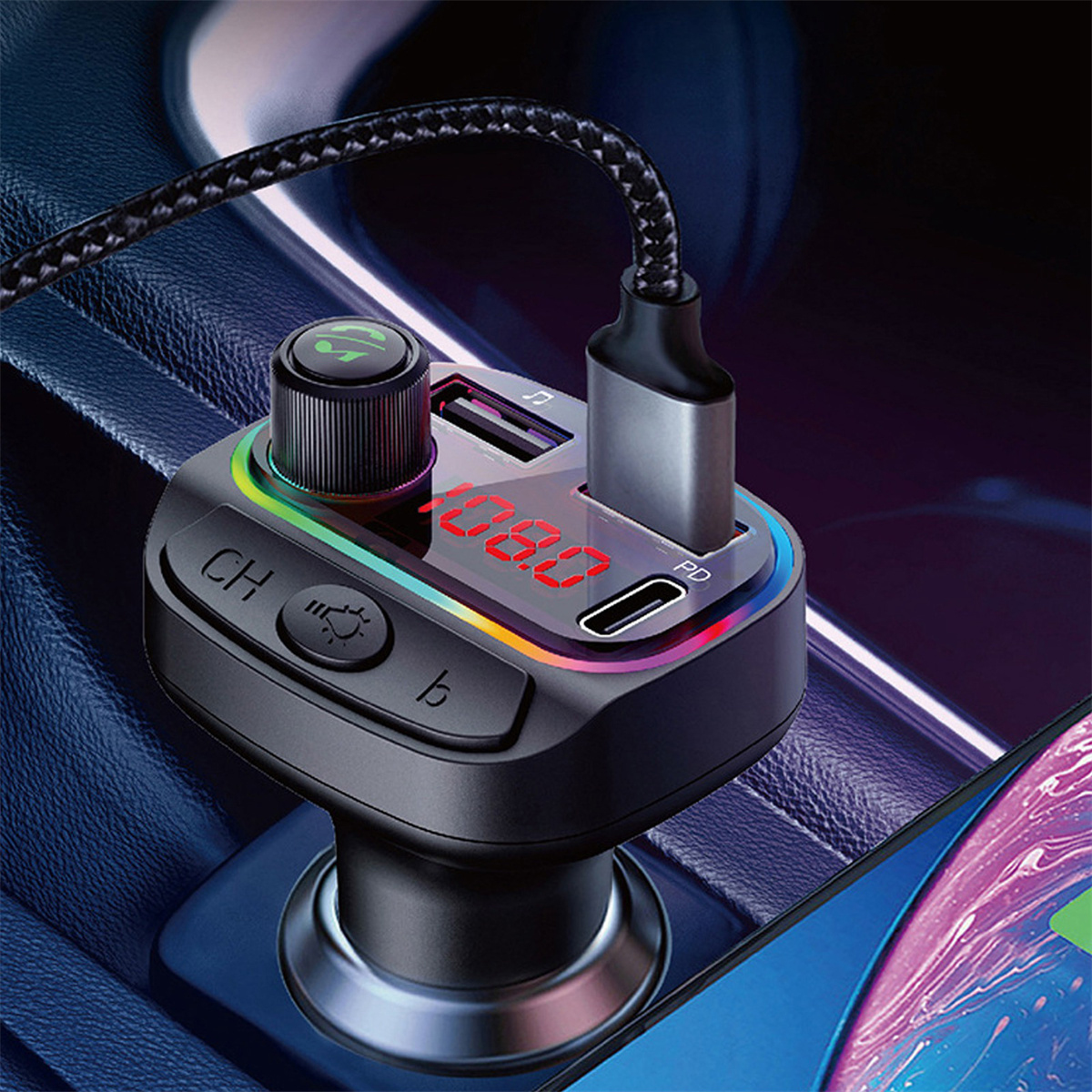 Schwarzes Autoladegerät mit Digitalanzeige, die Frequenz anzeigt. USB- und PD-Anschlüsse vorhanden.