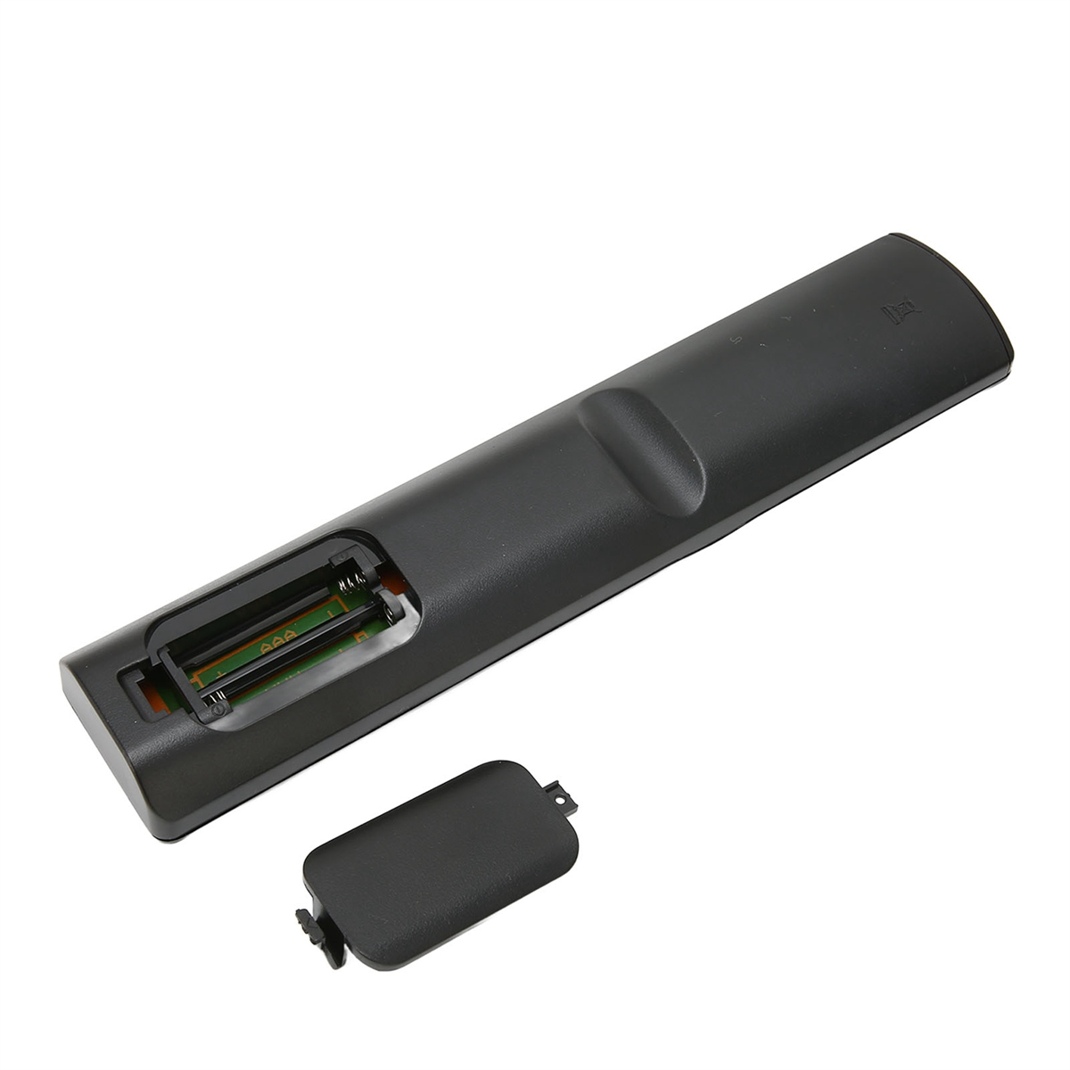Schwarze Fernbedienung mit geöffnetem Batteriefach. Weißer Hintergrund.