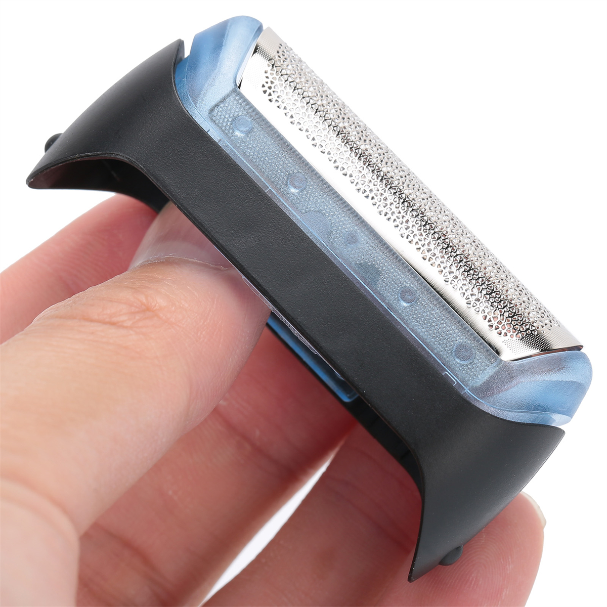 Hand hält Rasierklingenersatz mit blauen und schwarzen Teilen.