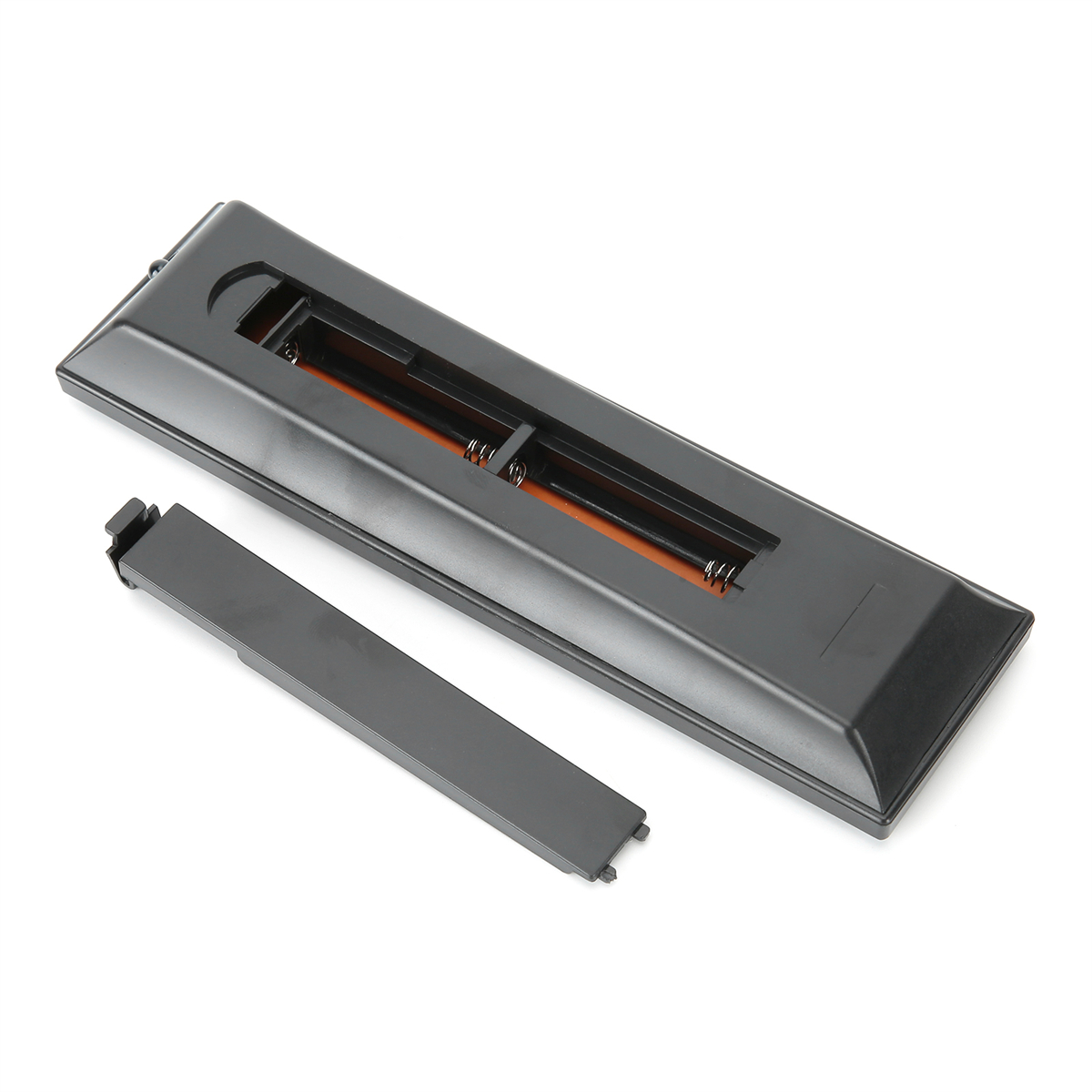Rückseite einer schwarzen Fernbedienung mit geöffnetem Batteriefach und Batterieabdeckung.