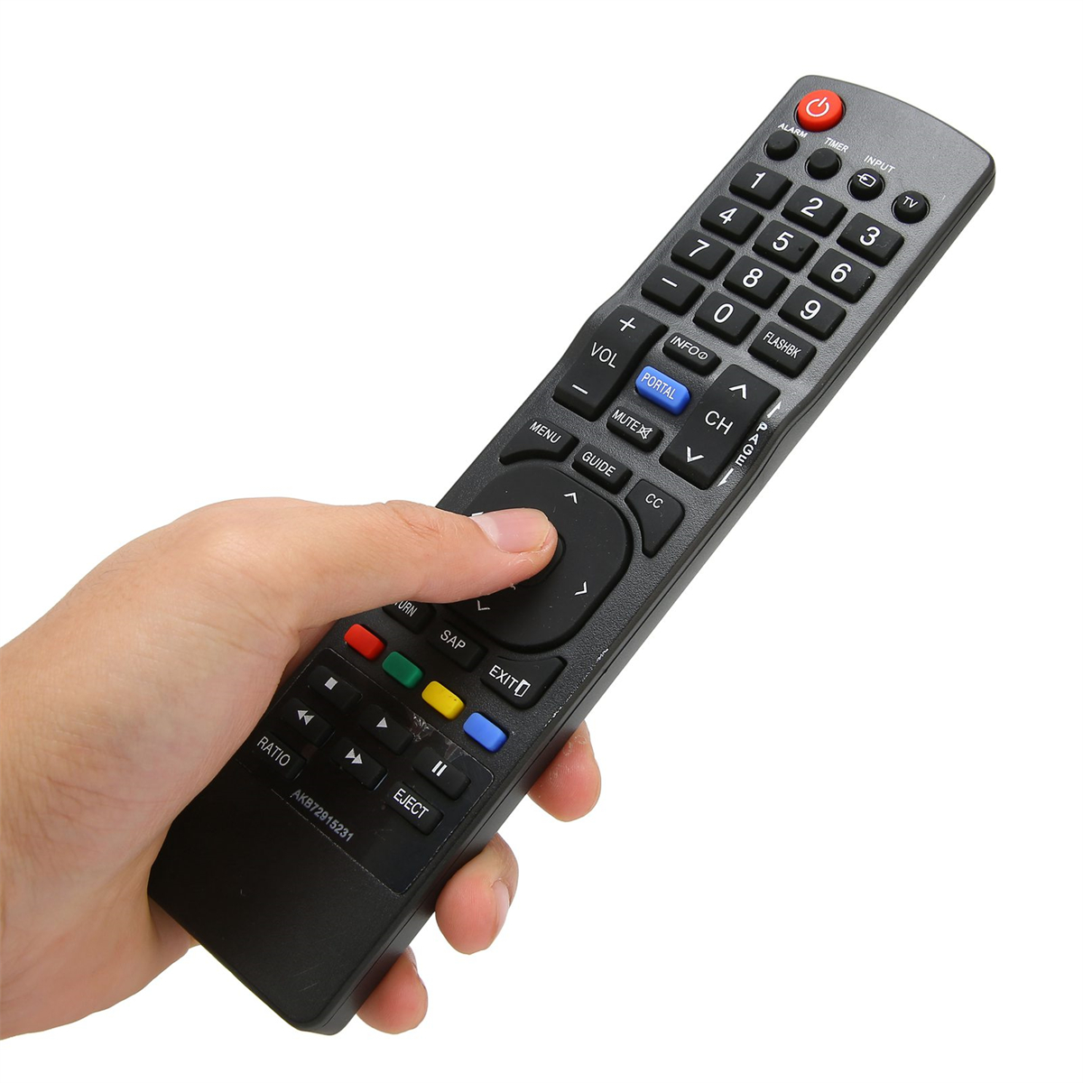 Hand hält eine schwarze TV-Fernbedienung mit mehreren Tasten, einschließlich einer roten Einschalttaste.