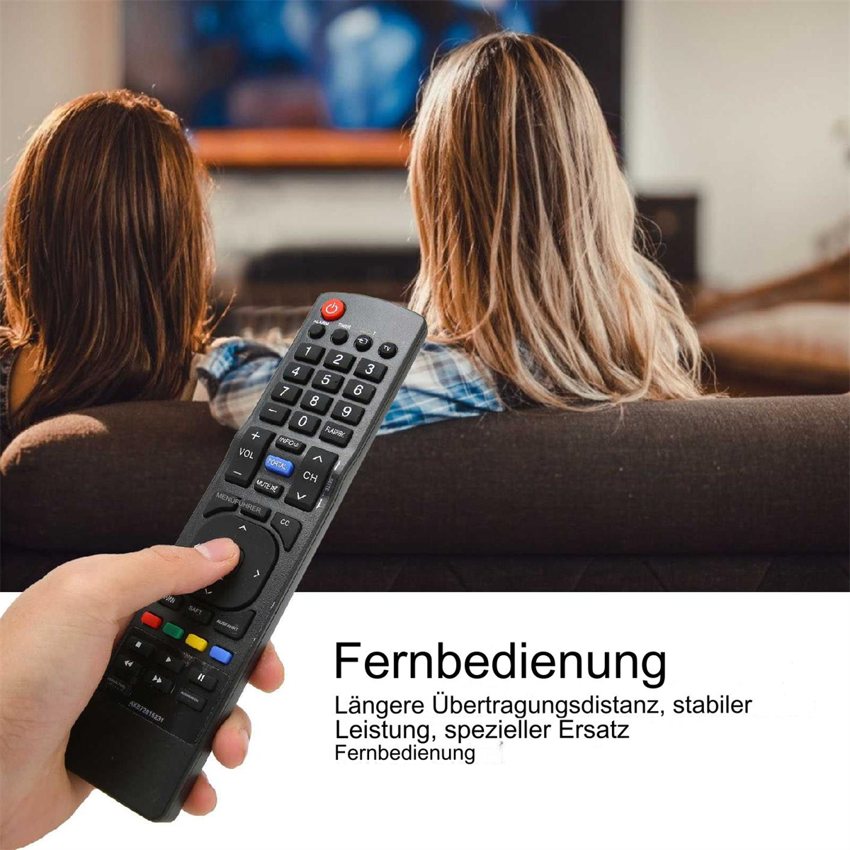 Person hält eine Fernbedienung, im Hintergrund zwei Personen beim Fernsehen.