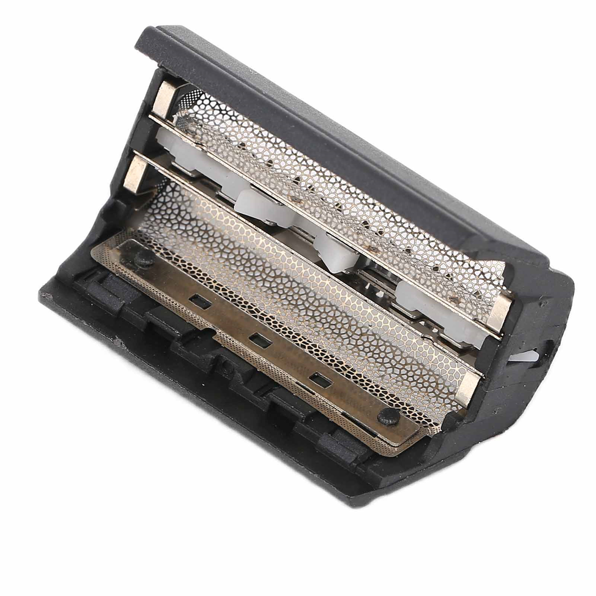 Nahaufnahme eines Rasiererkopfes mit Klingen und Mesh-Schutz. Die Klingen sind metallisch.