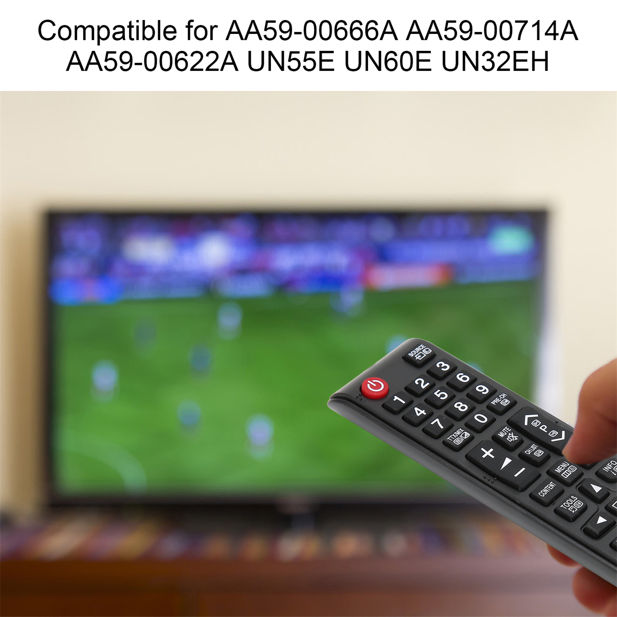 Eine Person hält eine Fernbedienung vor einem Fernseher, der ein Fußballspiel zeigt.