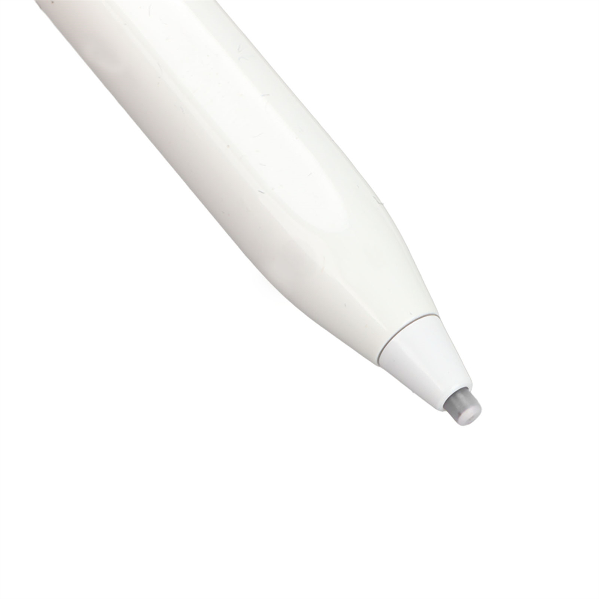 Ein weißer Stift, die Spitze ist mit einer grauen Feder sichtbar.