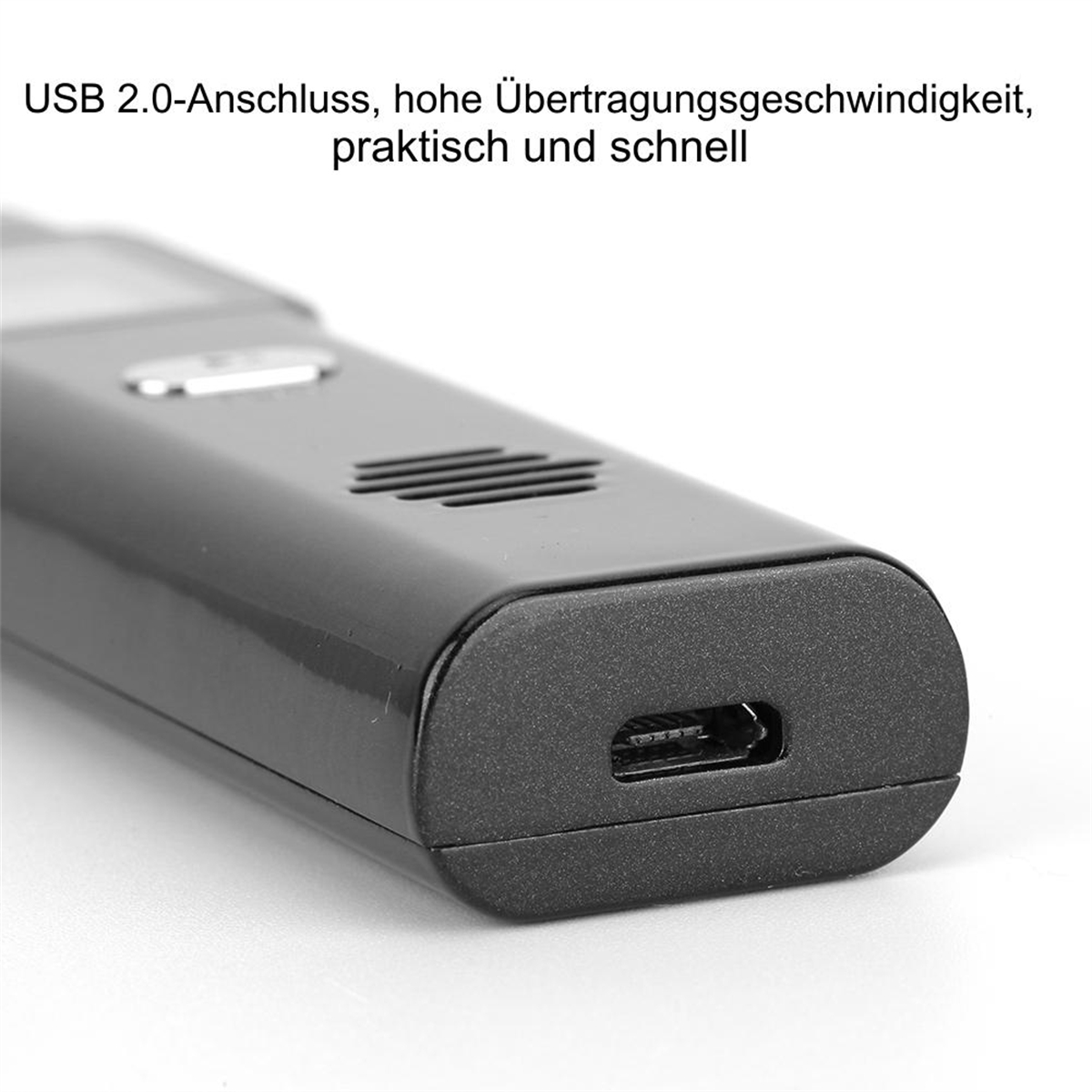 Nahaufnahme eines schwarzen Geräts mit USB-Anschluss und Text auf Deutsch zur USB 2.0-Konnektivität.