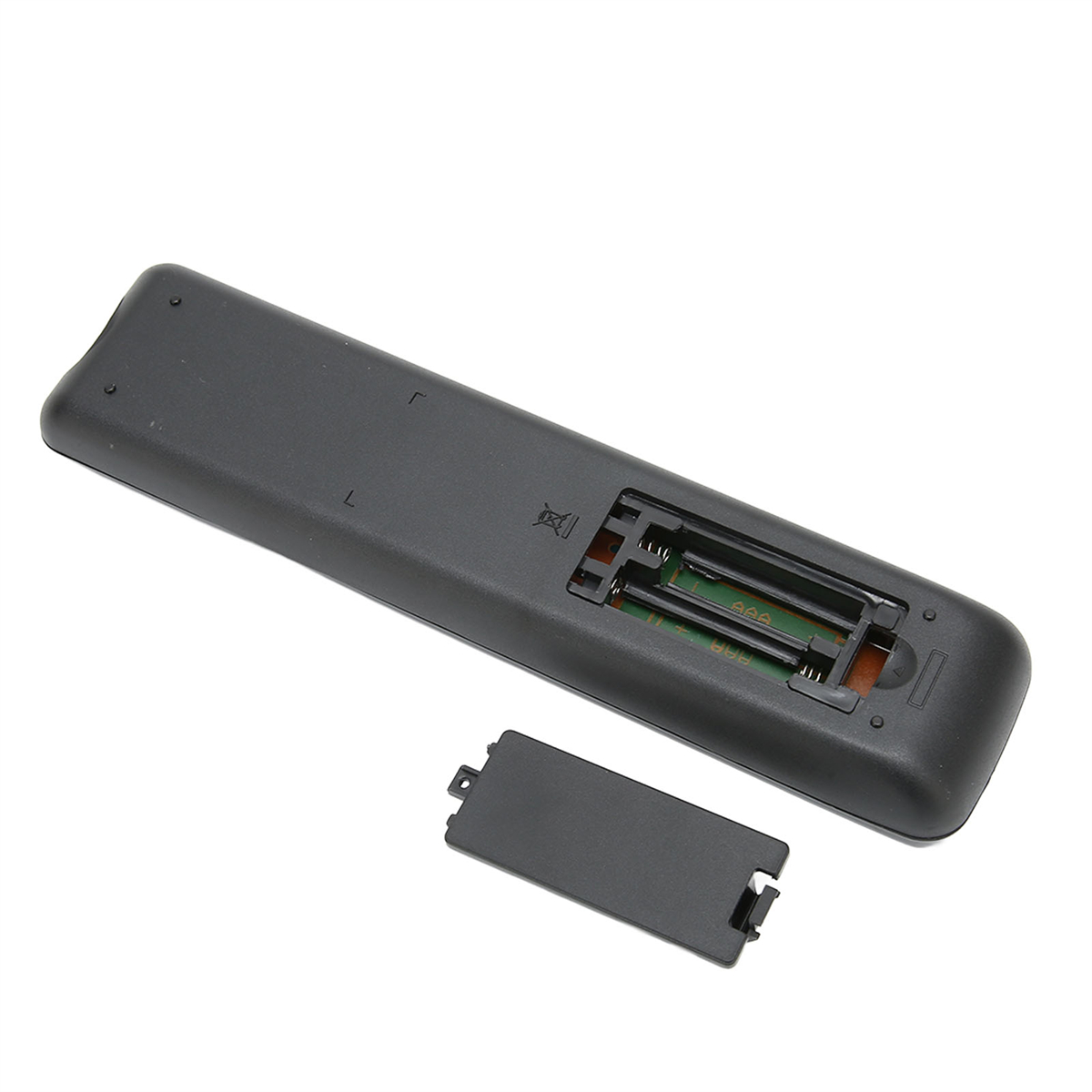 Die Rückseite einer schwarzen Fernbedienung mit Batteriefach. Die Abdeckung ist abgenommen.