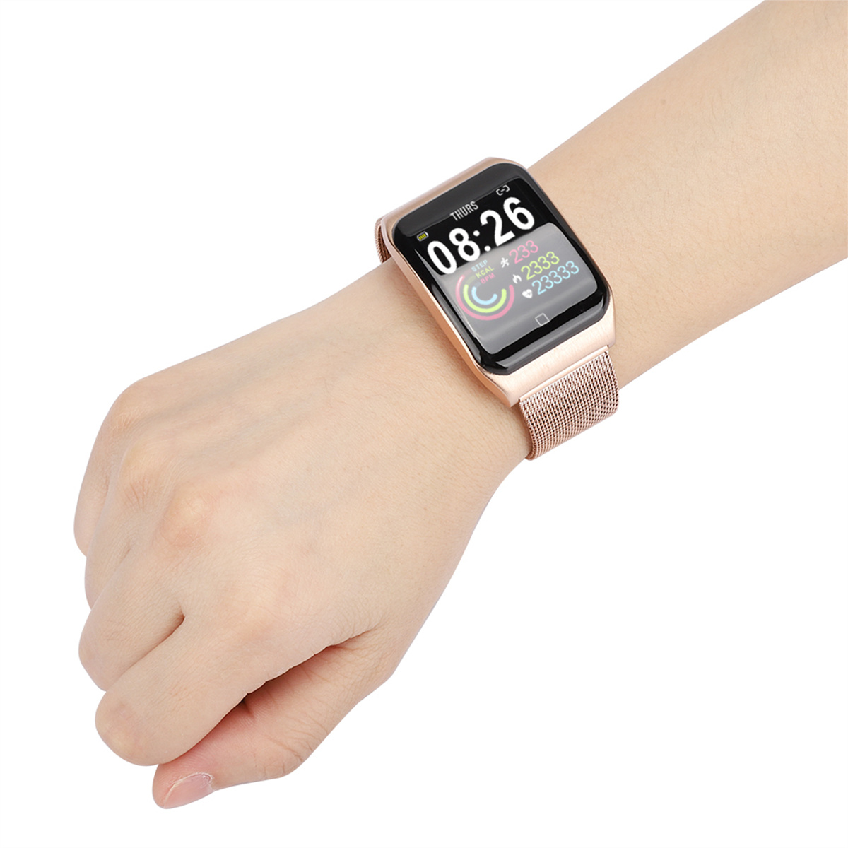 Der Arm einer Person mit einer goldenen Uhr mit Mesh-Armband. Der schwarze Bildschirm zeigt Zeit- und Gesundheitsdaten.