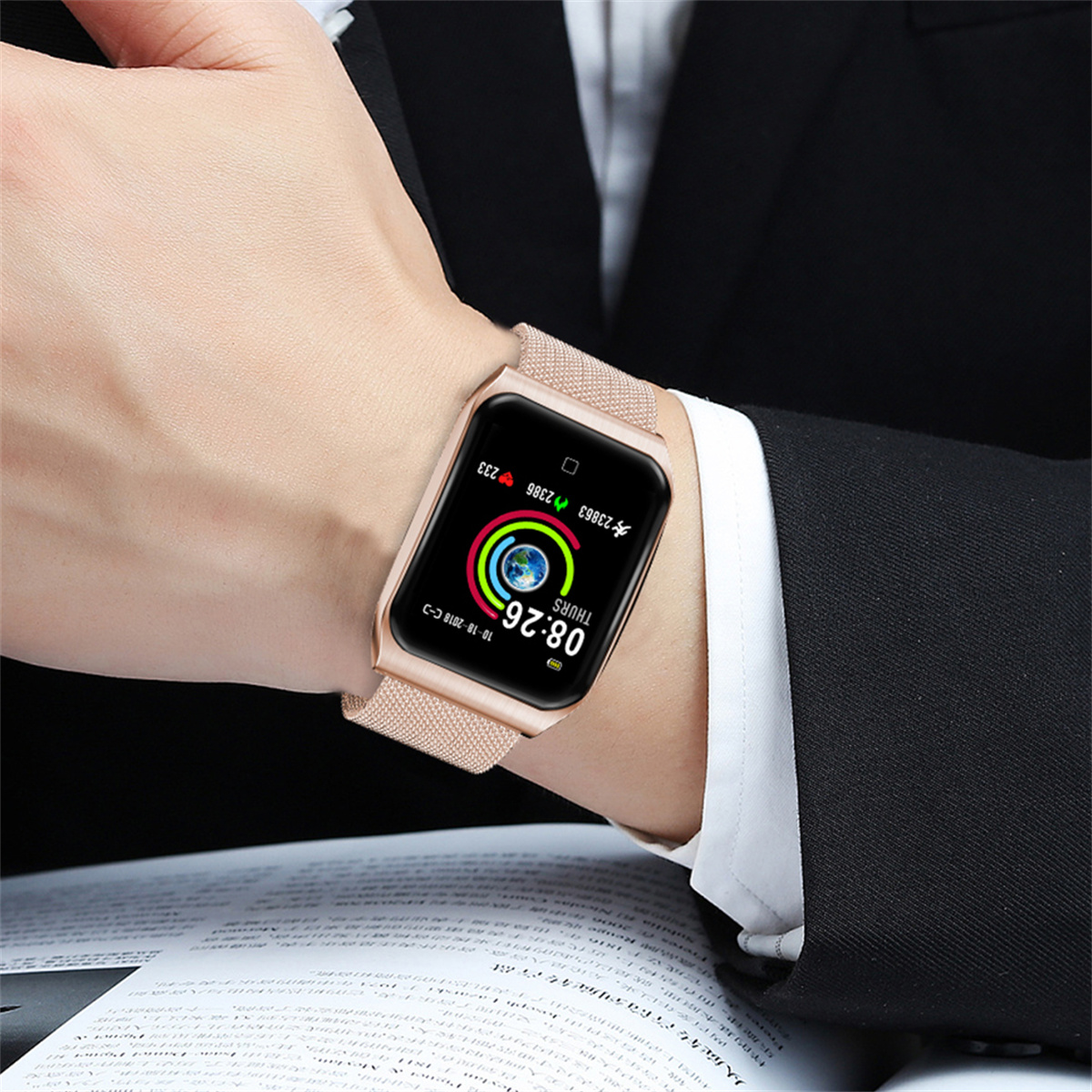 Handgelenk mit goldener Uhr. Die Uhr zeigt Zeit, Datum und Aktivitätsdaten.