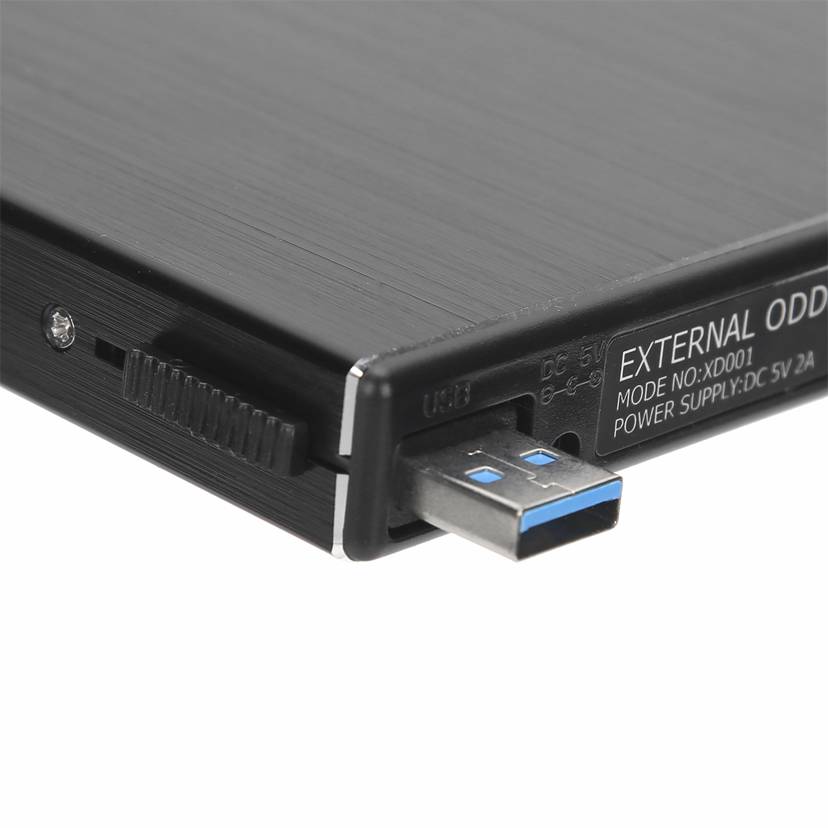 Eine schwarze externe USB-Festplatte mit einem USB-Anschluss. Die Details des Laufwerks sind sichtbar.
