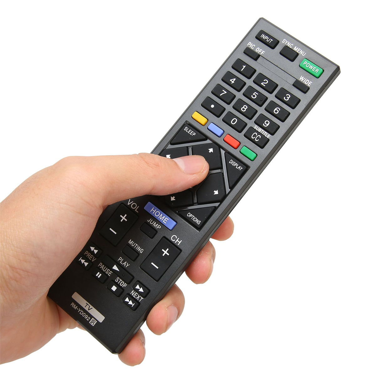 Hand hält graue Fernbedienung. Viele Tasten: Power, Lautstärke, Kanal.