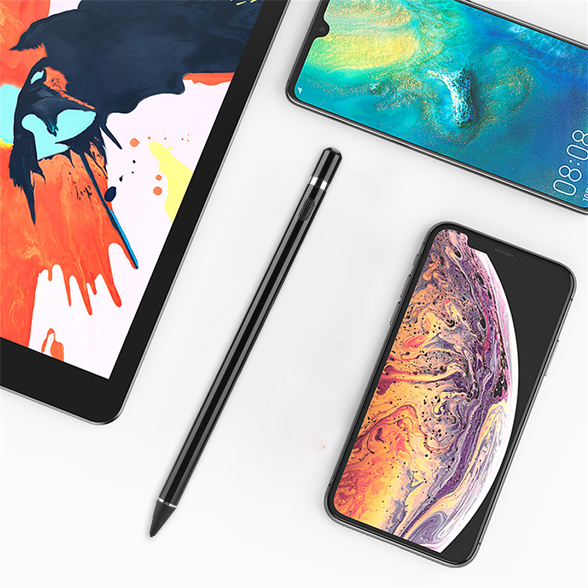 Ein Stift, ein Tablet und zwei Smartphones liegen auf einer weißen Oberfläche. Ein Telefon ist schwarz, das andere blau.