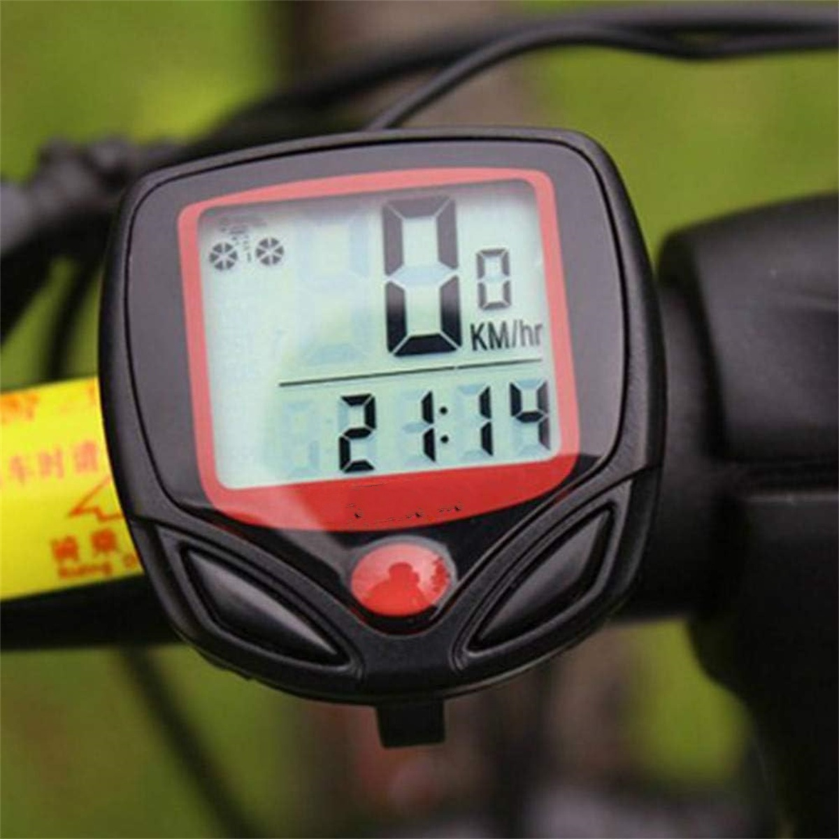 Schwarzer und roter Fahrradcomputer mit Digitalanzeige, die Zeit und Geschwindigkeit anzeigt.