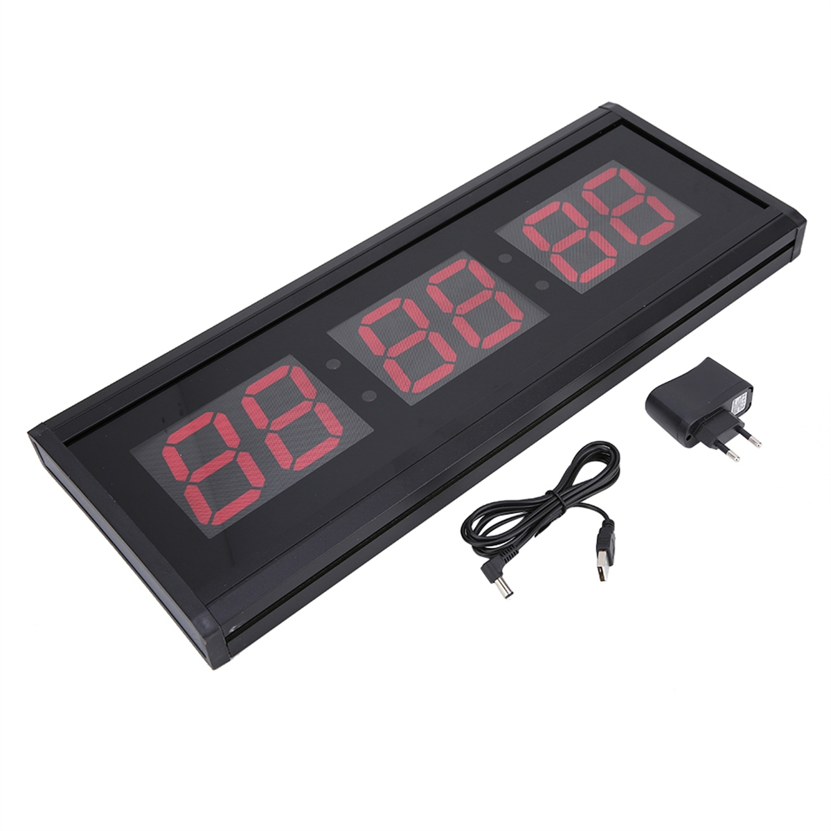 Eine schwarze Digitaluhr zeigt rote Zahlen, daneben ein Netzteil und Kabel.