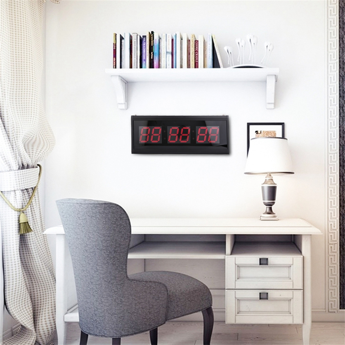 Schreibtisch mit Digitaluhr, Büchern, Lampe und gerahmtem Bild.