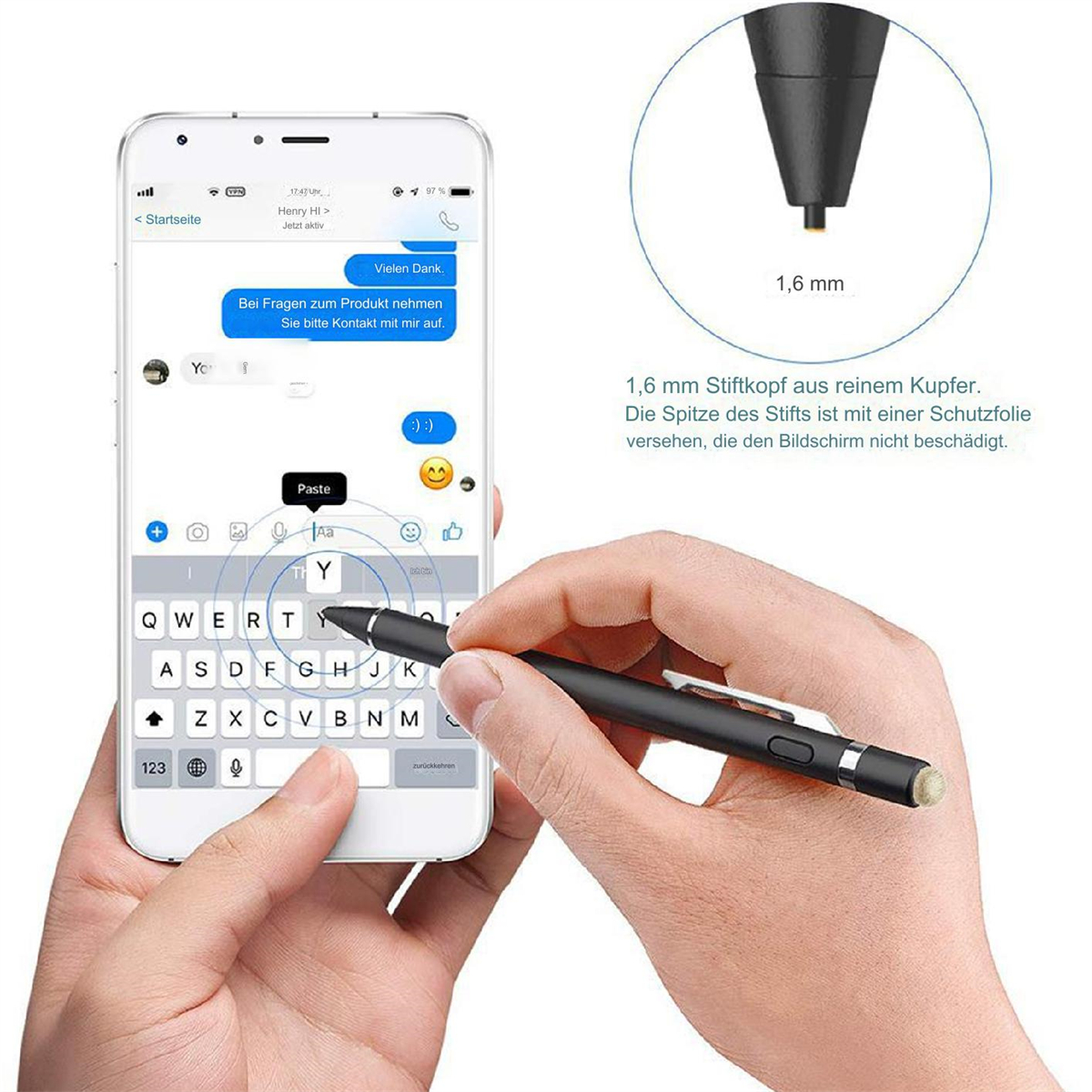Hand hält Smartphone mit Stift. Das Telefon zeigt Chat und Tastatur.