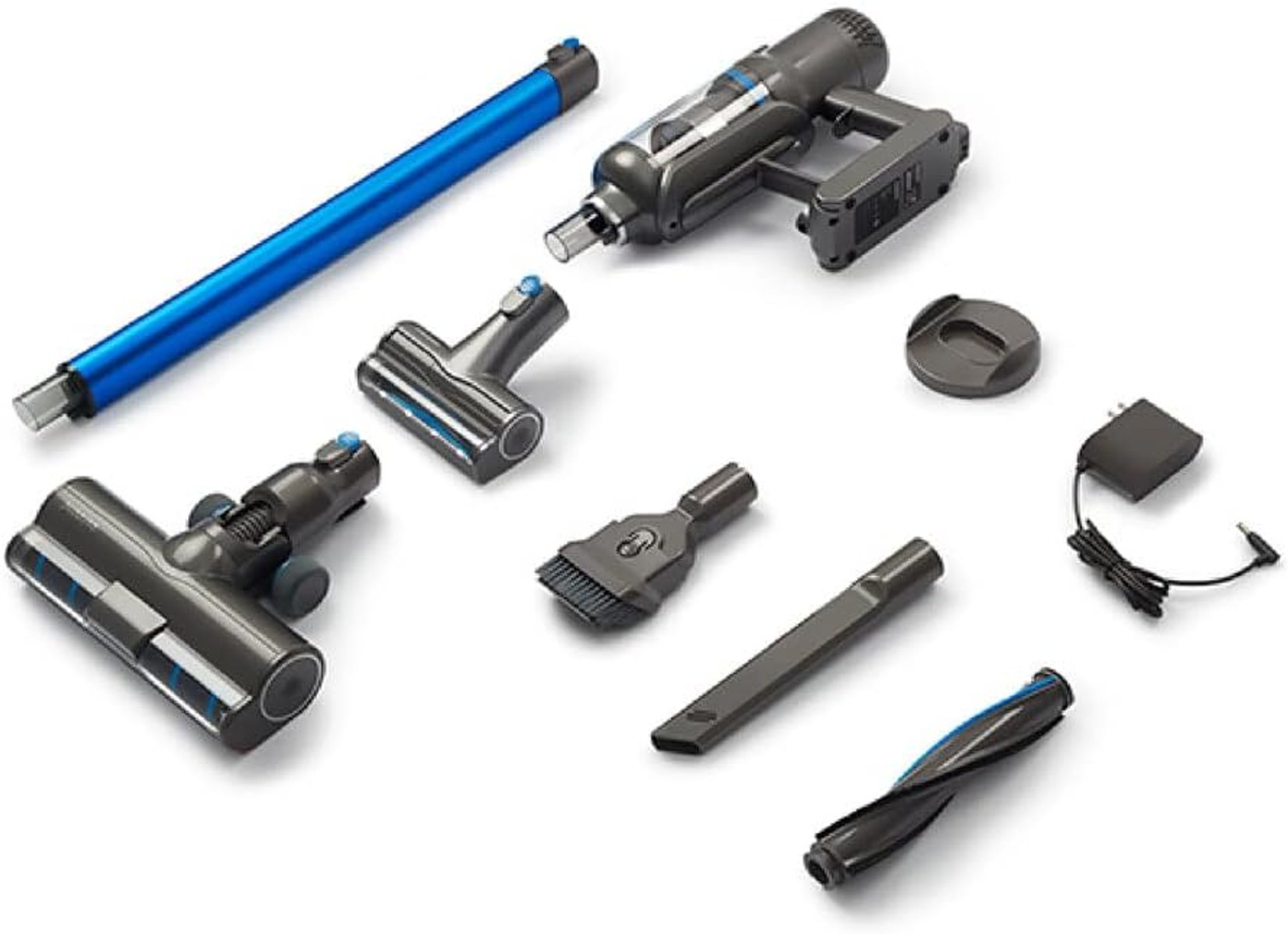 Componenti dell'aspirapolvere: tubo blu, testine, motore e altri accessori, su bianco.
