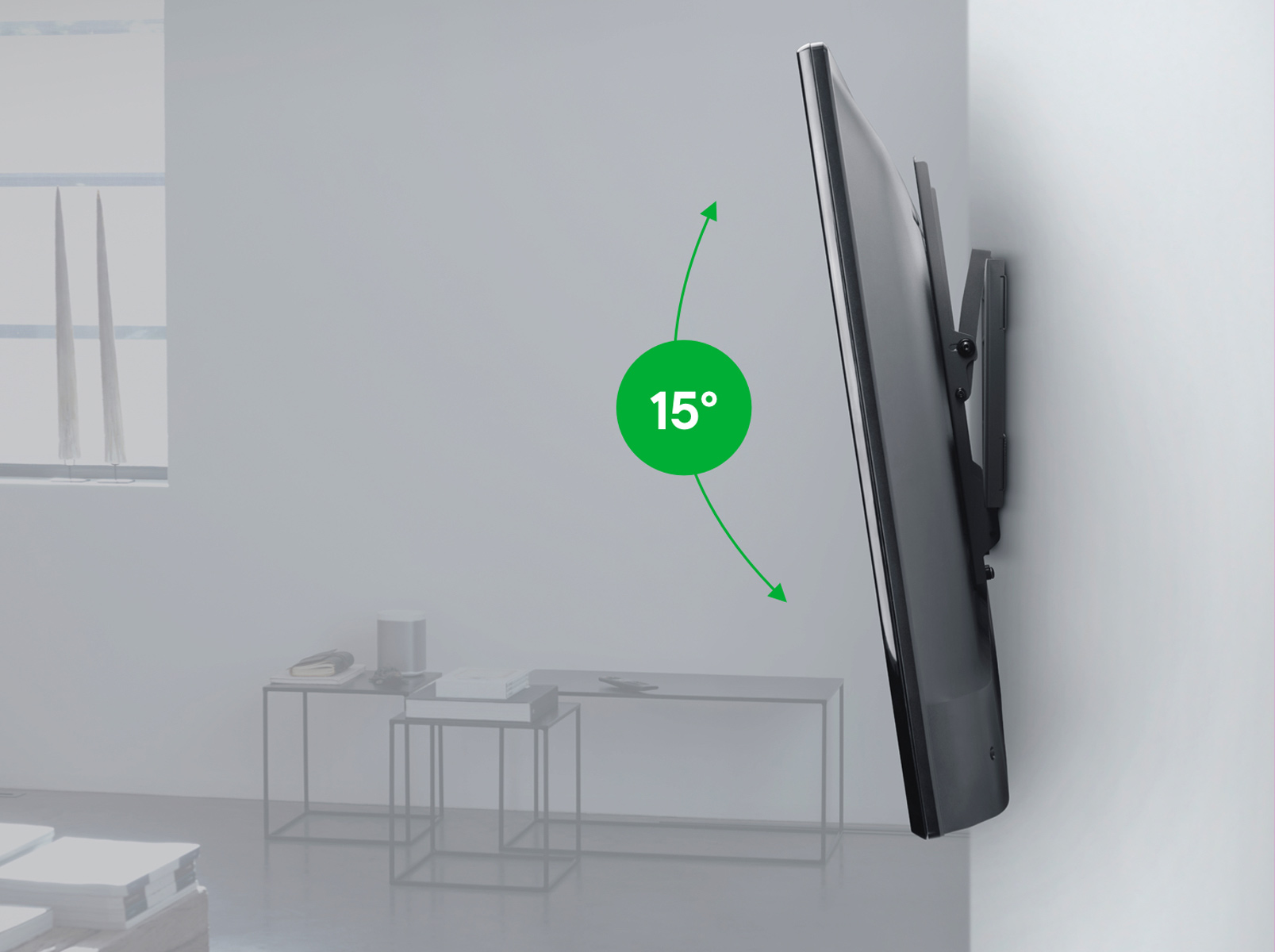 Un téléviseur monté sur un mur. Il peut être incliné de 15 degrés. Le mur est blanc, décoration minimale.