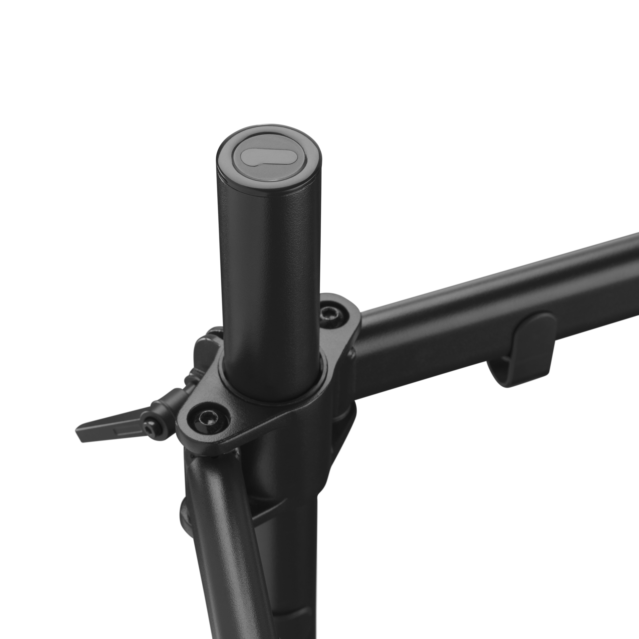 Zbliżenie czarnego ramienia monitora. Białe tło.