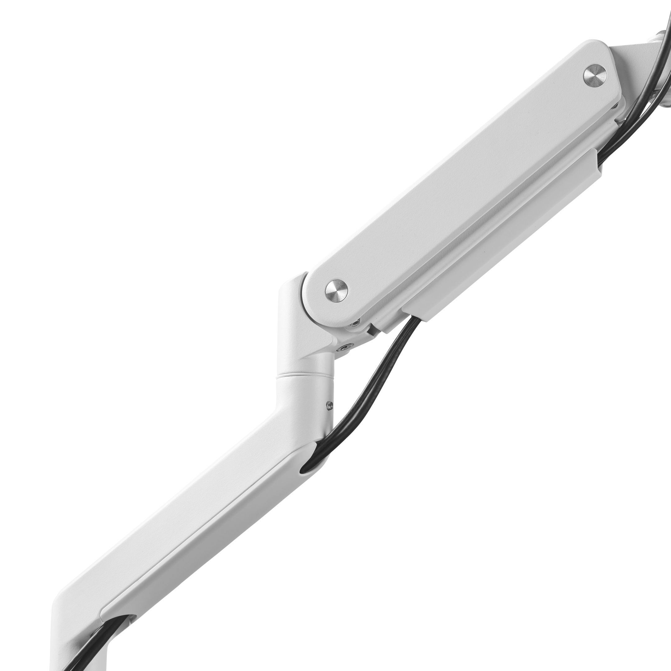 Witte monitorarm met zwarte kabels, schuin tegen een witte achtergrond.