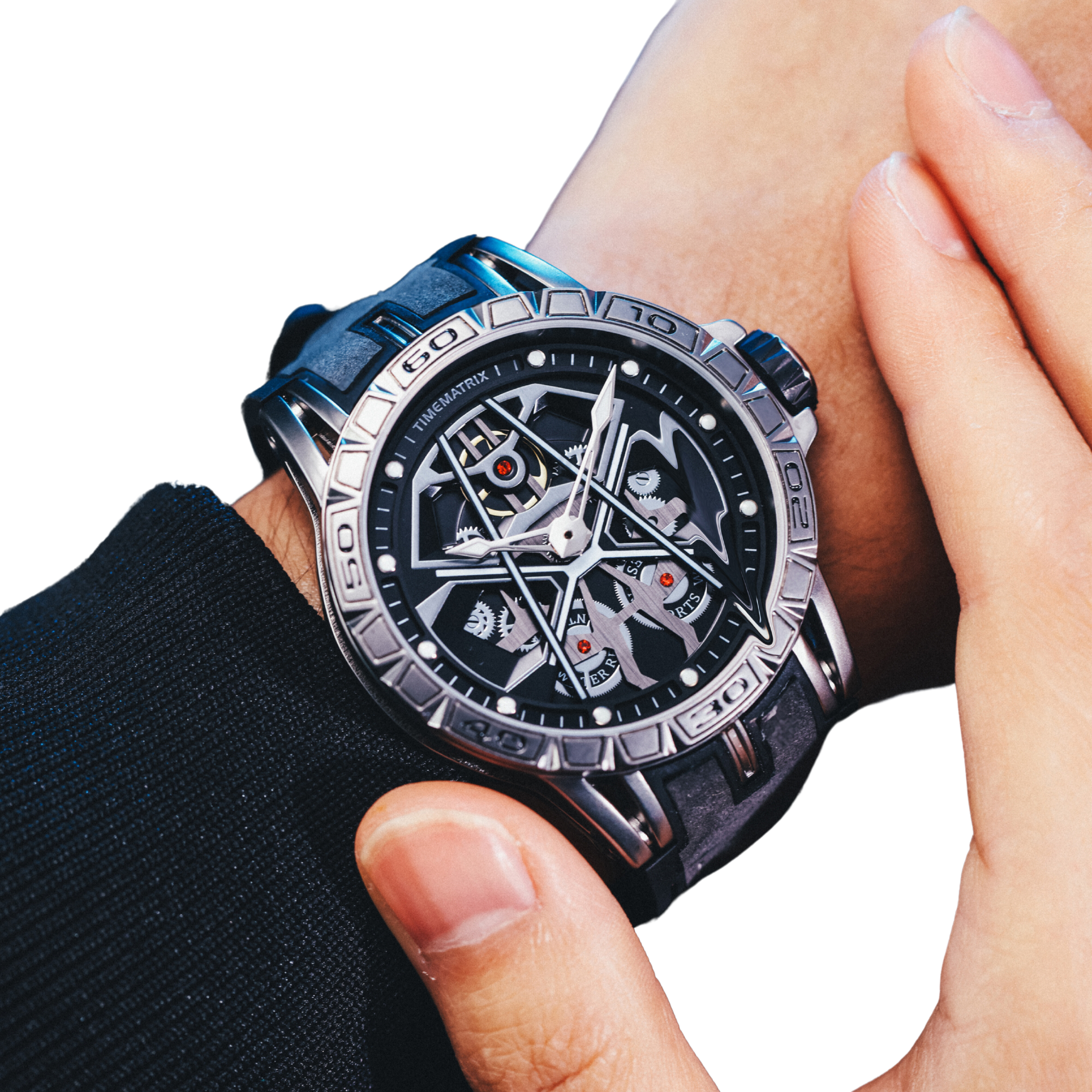 Muñeca con reloj de lujo. El reloj tiene esfera negra, detalles plateados y correa oscura.