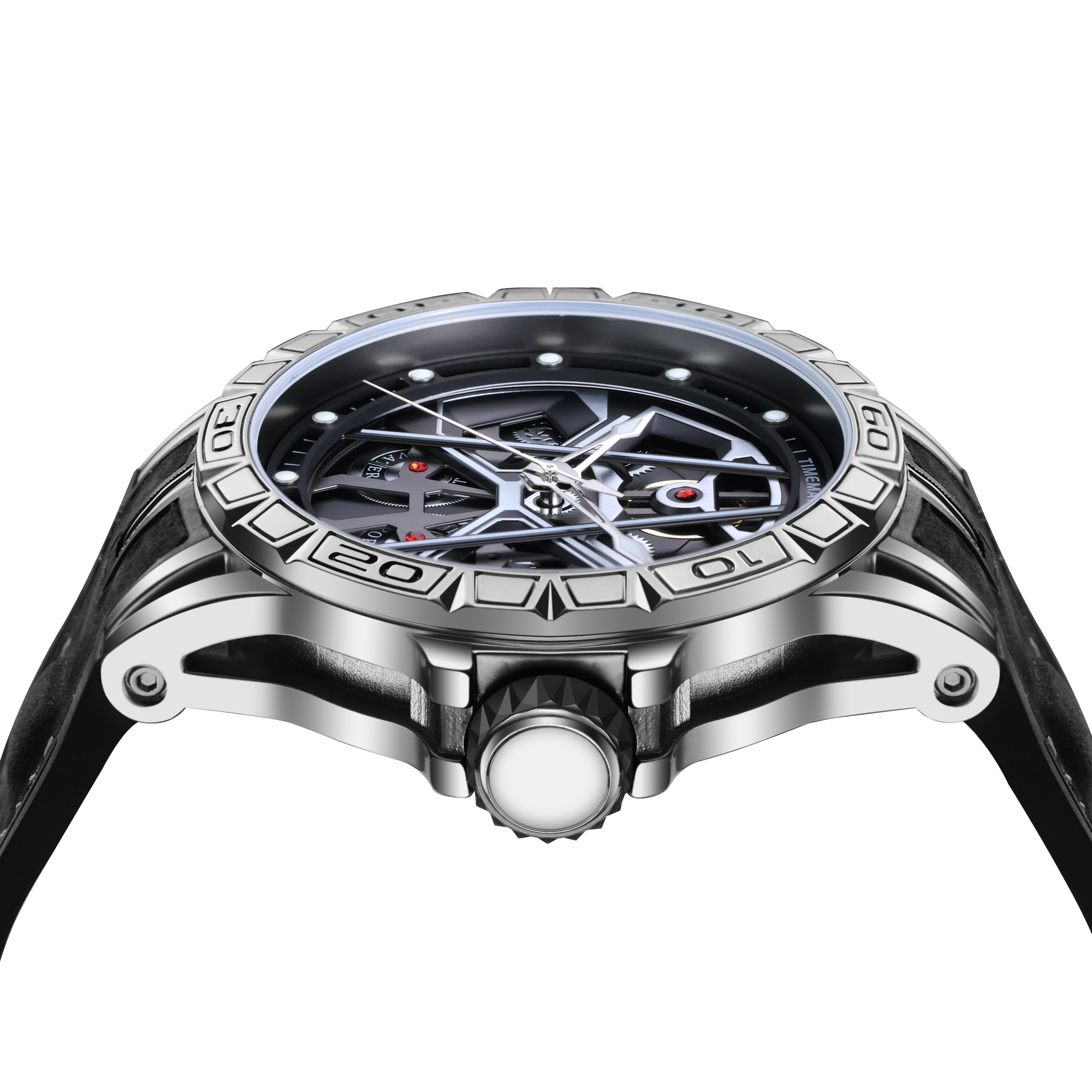 Primer plano de un reloj plateado. El reloj tiene una esfera negra y una correa de cuero.