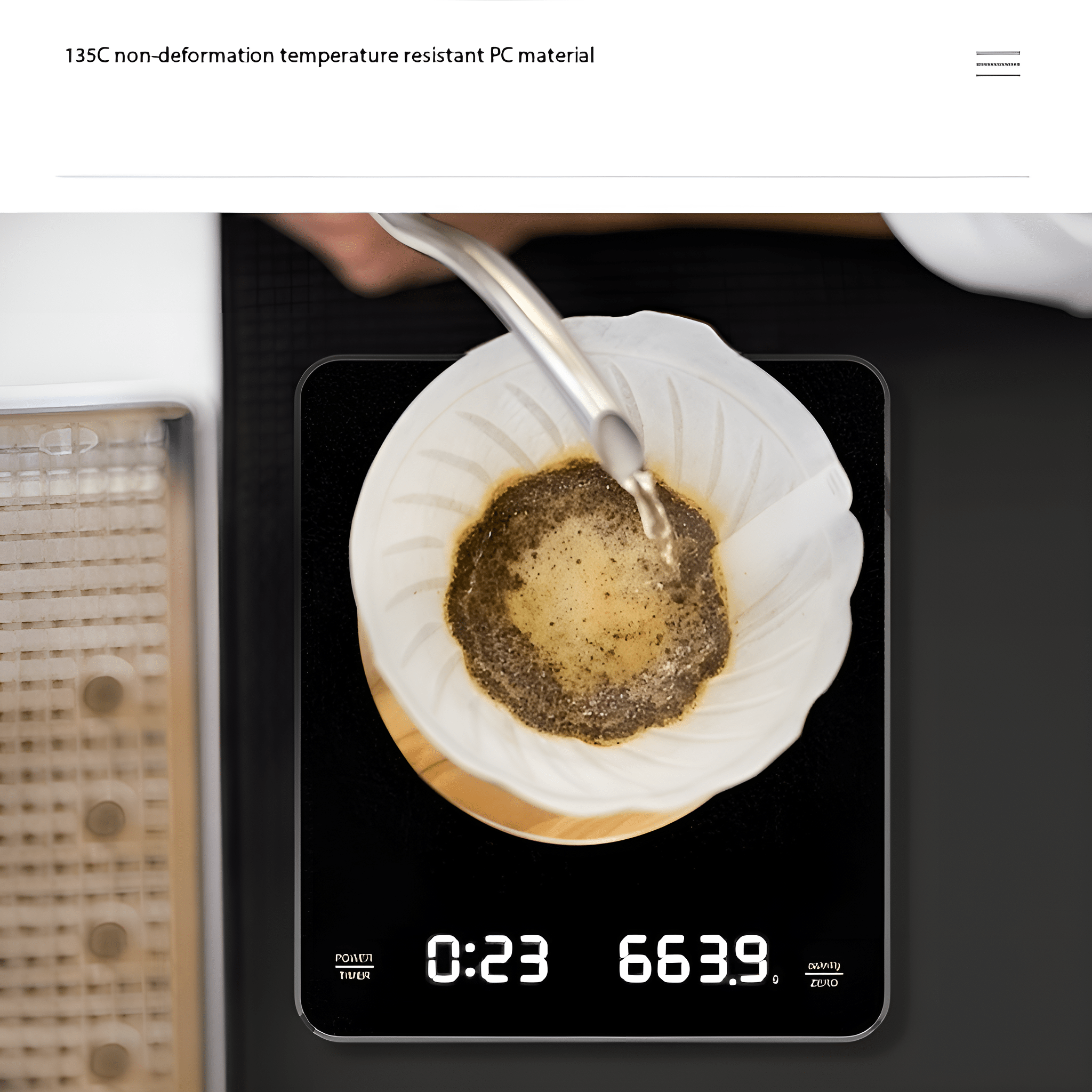 Gießen von heißem Wasser in einen Kaffeefilter mit Kaffeepulver, platziert auf einer Digitalwaage.
