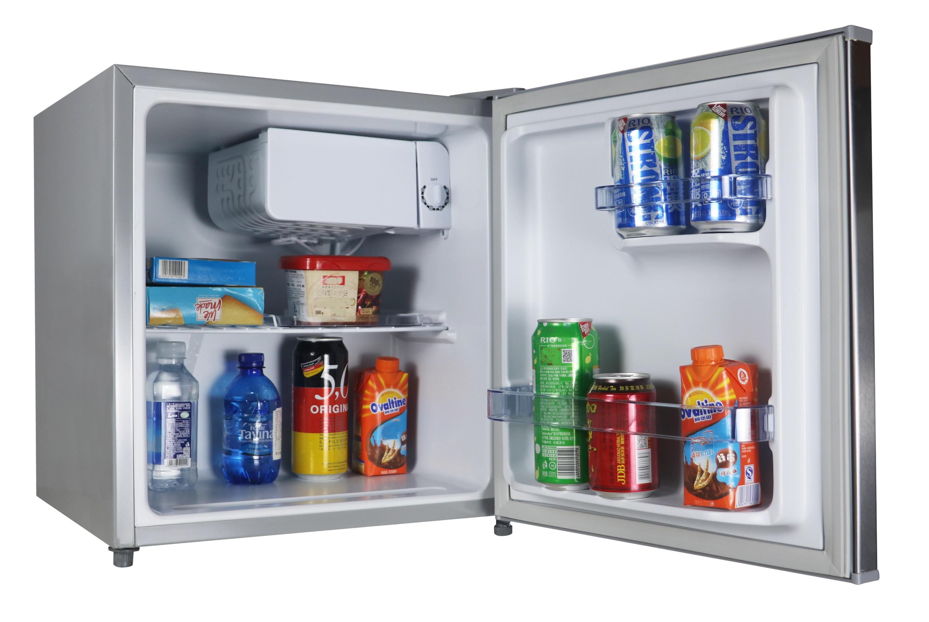 Un mini-frigorifero con bevande e cibi all'interno, tra cui bottiglie d'acqua e lattine.