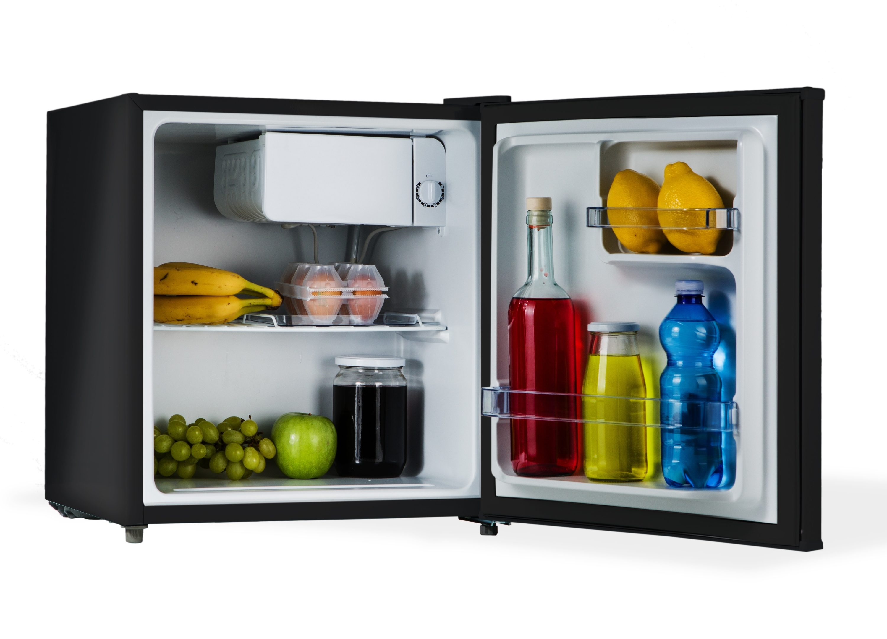 Un mini frigo con la porta aperta, pieno di alimenti, limoni e bottiglie di bevande.