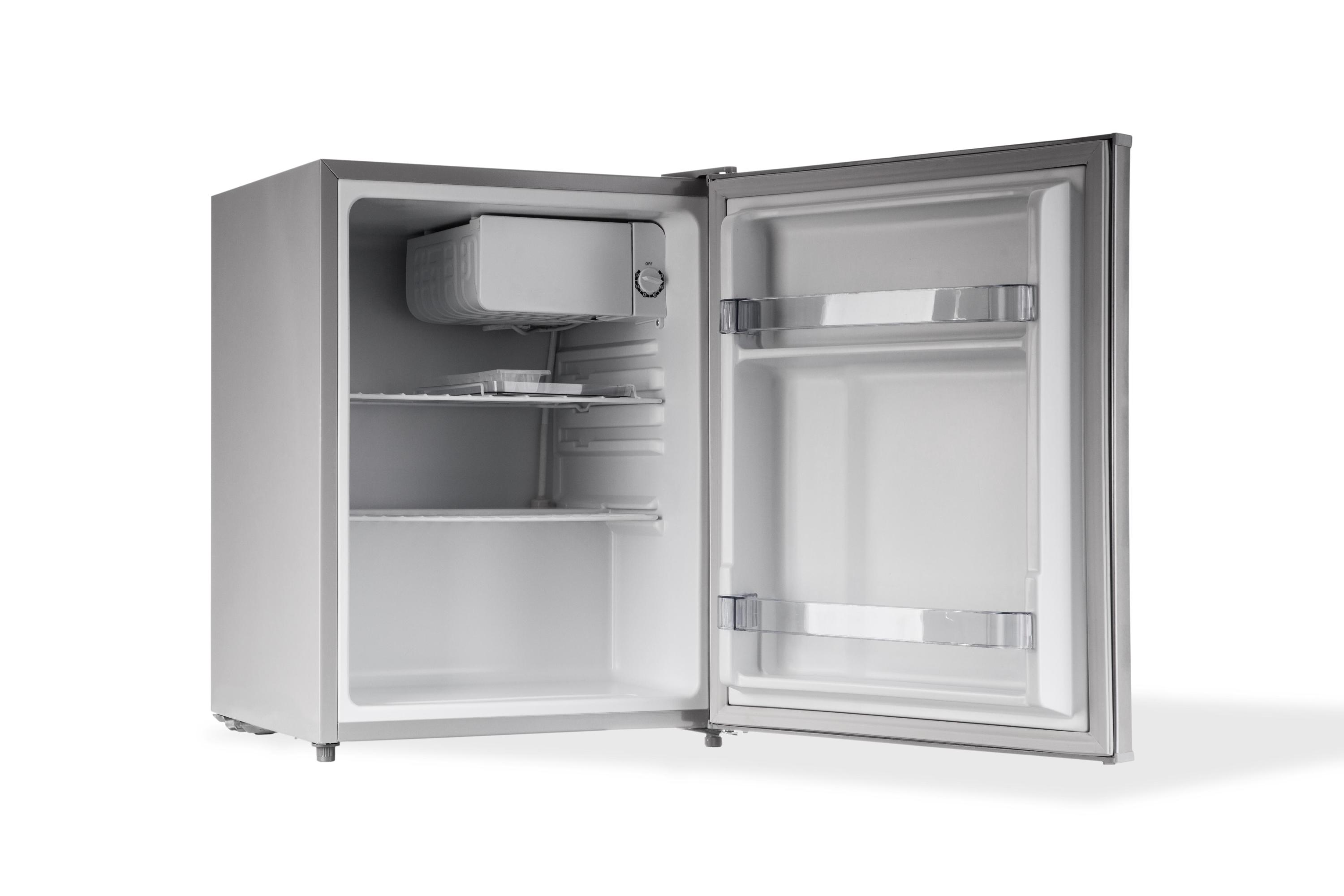 Mini frigo argento con porta aperta. Interno vuoto. Sfondo bianco.