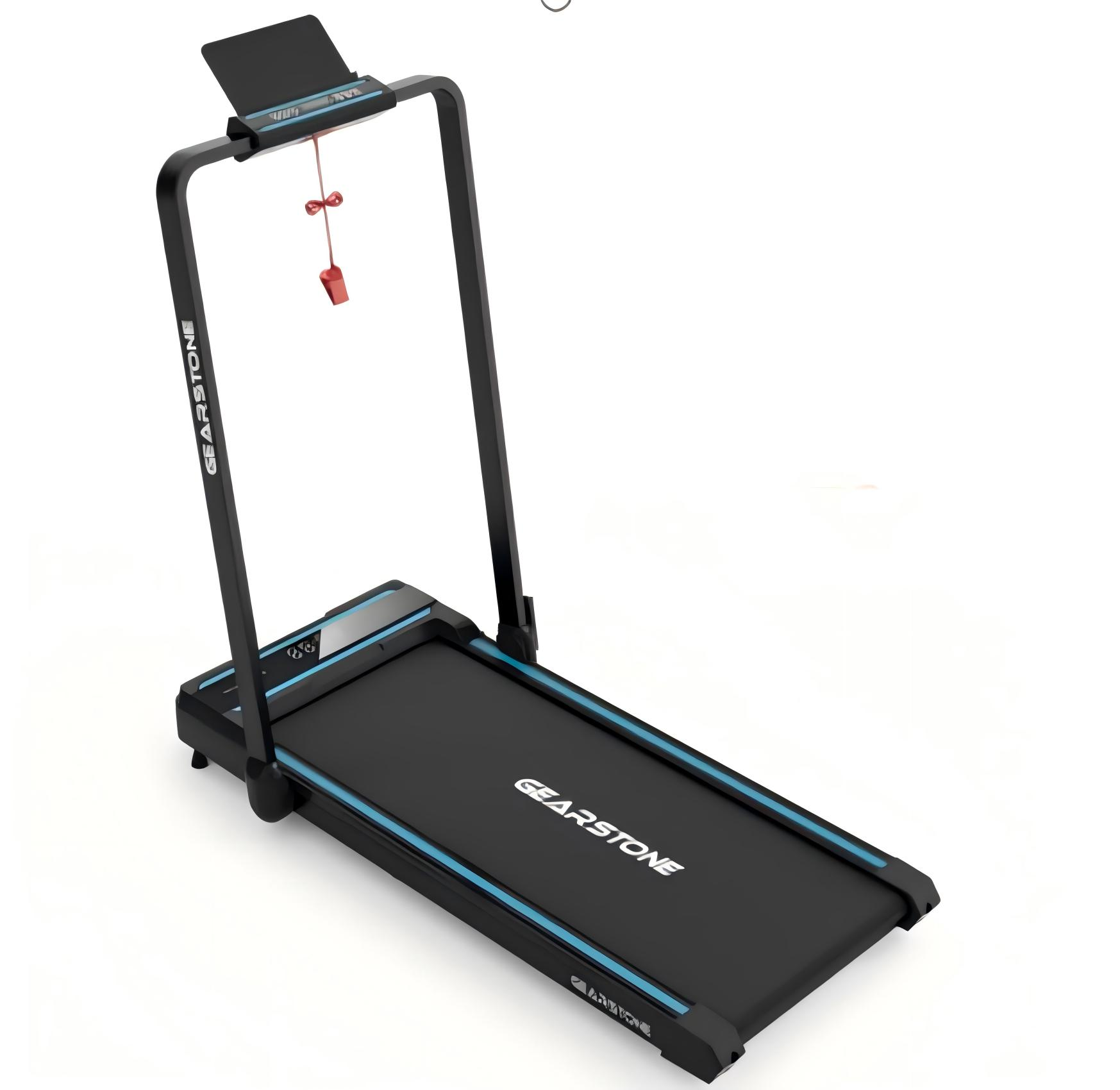 Czarna bieżnia z niebieskimi akcentami. Pokazuje nazwę marki. Ma wyświetlacz i czerwony klucz bezpieczeństwa.