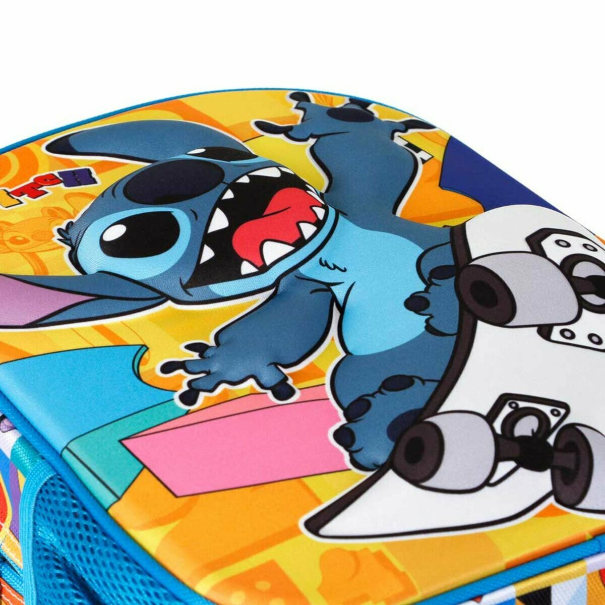 Rucksack mit Stitch von Lilo & Stitch auf einem Skateboard.