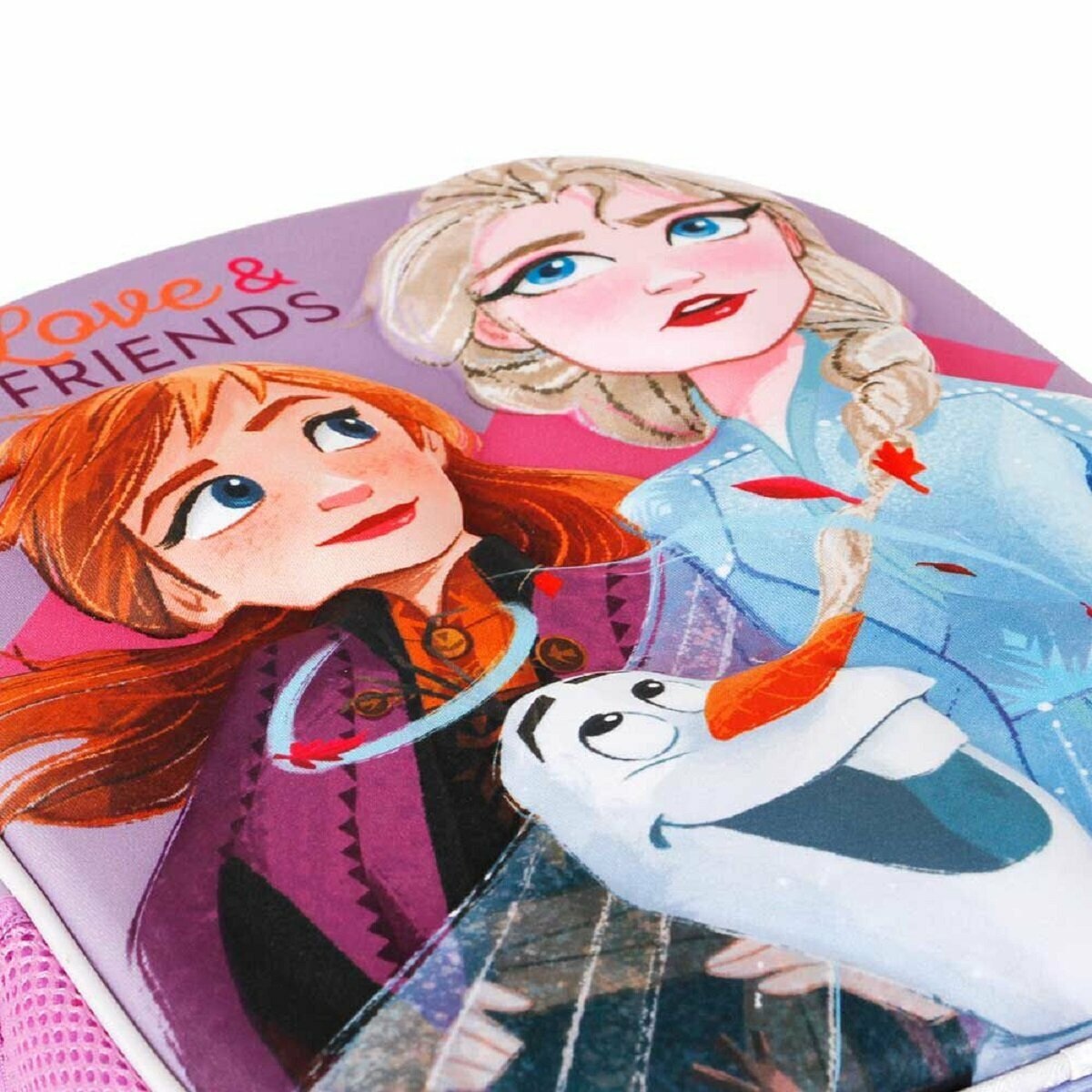 Personajes de Frozen Anna, Elsa y Olaf en una bolsa. La bolsa es rosa con las palabras "Love & Friends".