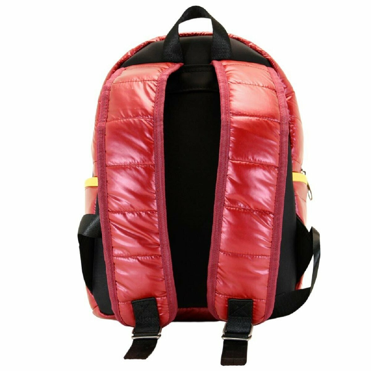 Roter, glänzender Rucksack. Schwarze Gurte und Rücken. Gelbe Zierleiste.