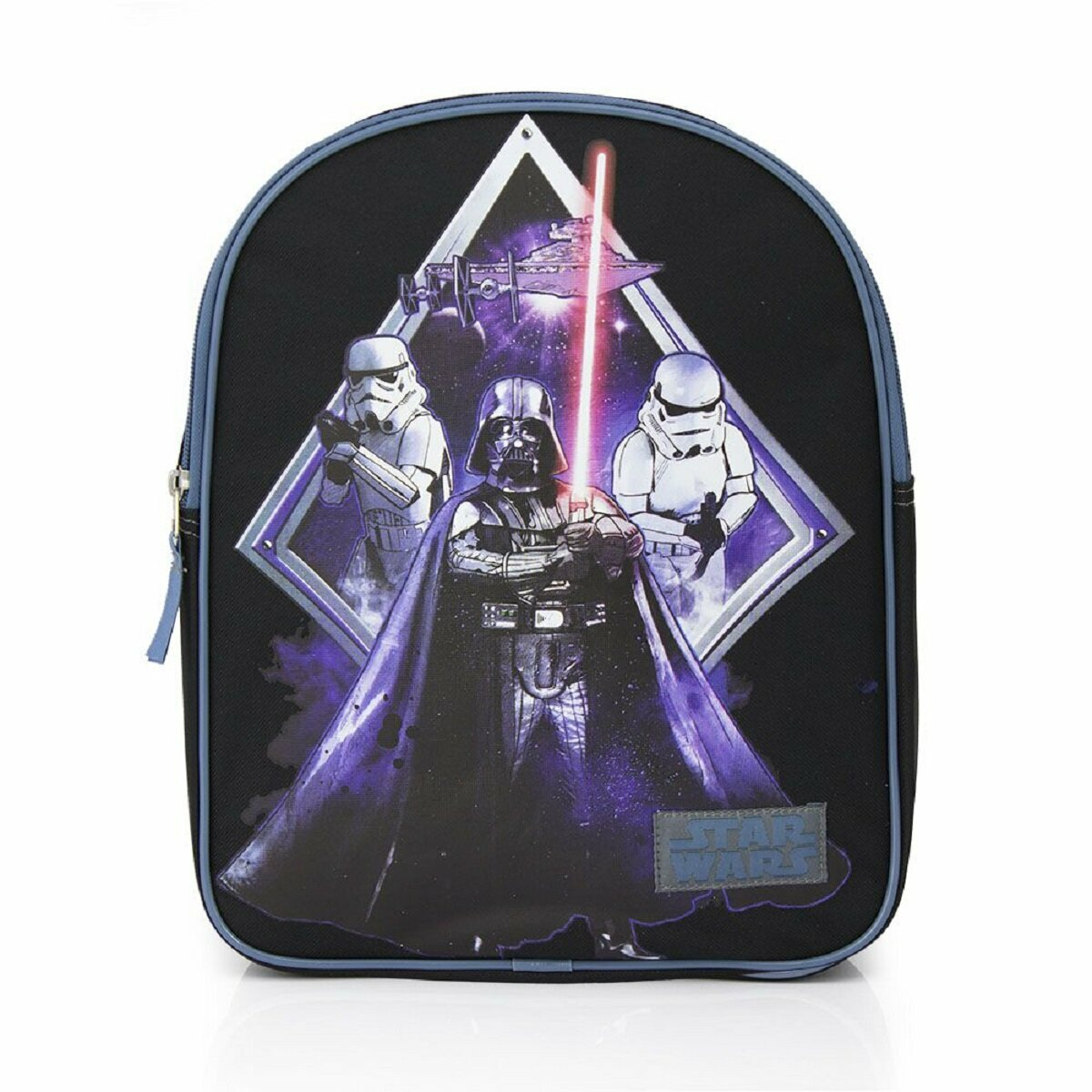 Ein Star Wars-Rucksack mit Darth Vader und Sturmtruppen auf der Vorderseite, schwarzer Hintergrund.