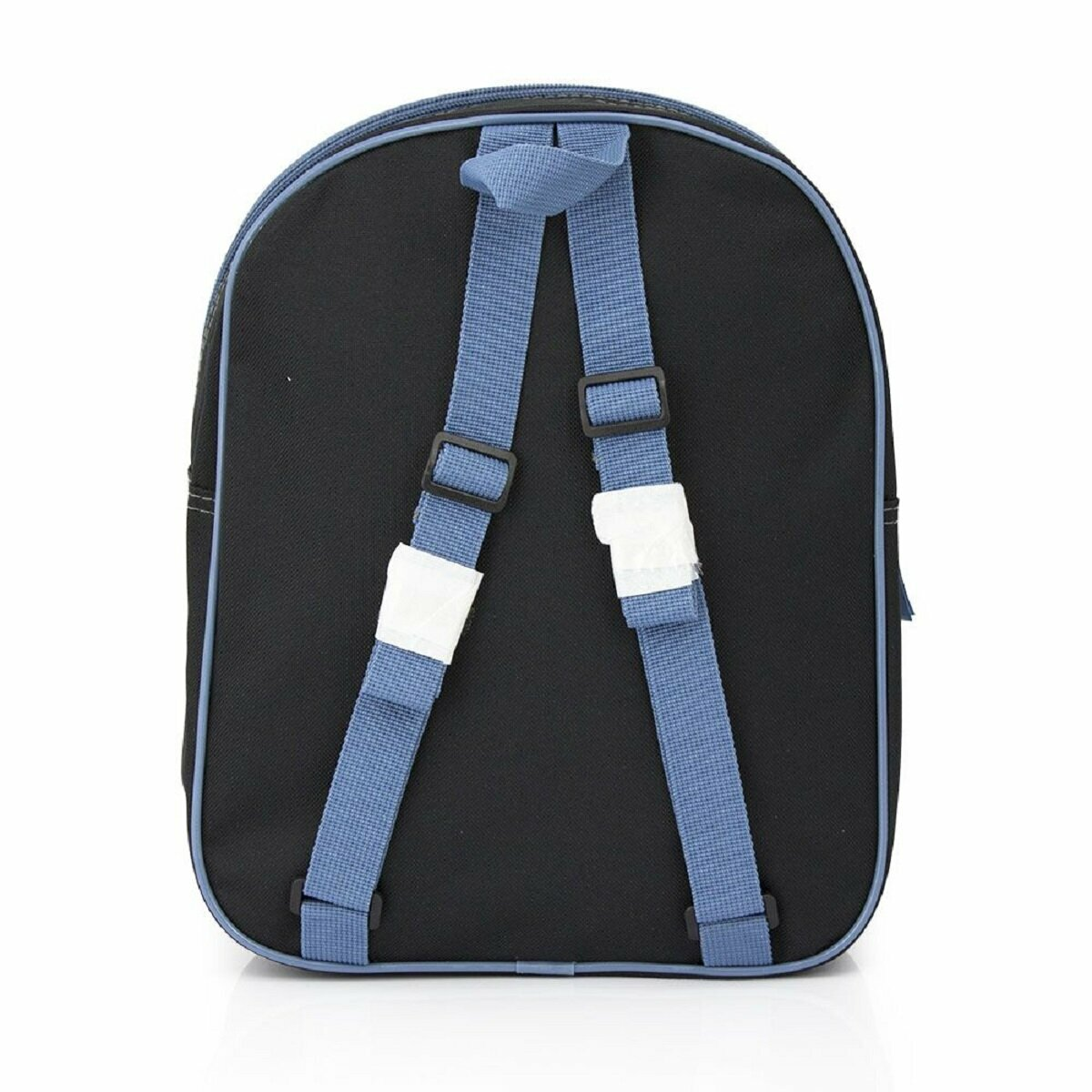 Schwarzer Rucksack mit blauen Trägern. Weißer Hintergrund, Rucksack auf weißer Oberfläche.