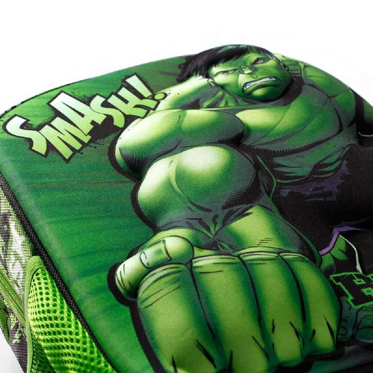 Mochila verde de Hulk con la palabra SMASH! en letras blancas. Fondo blanco.