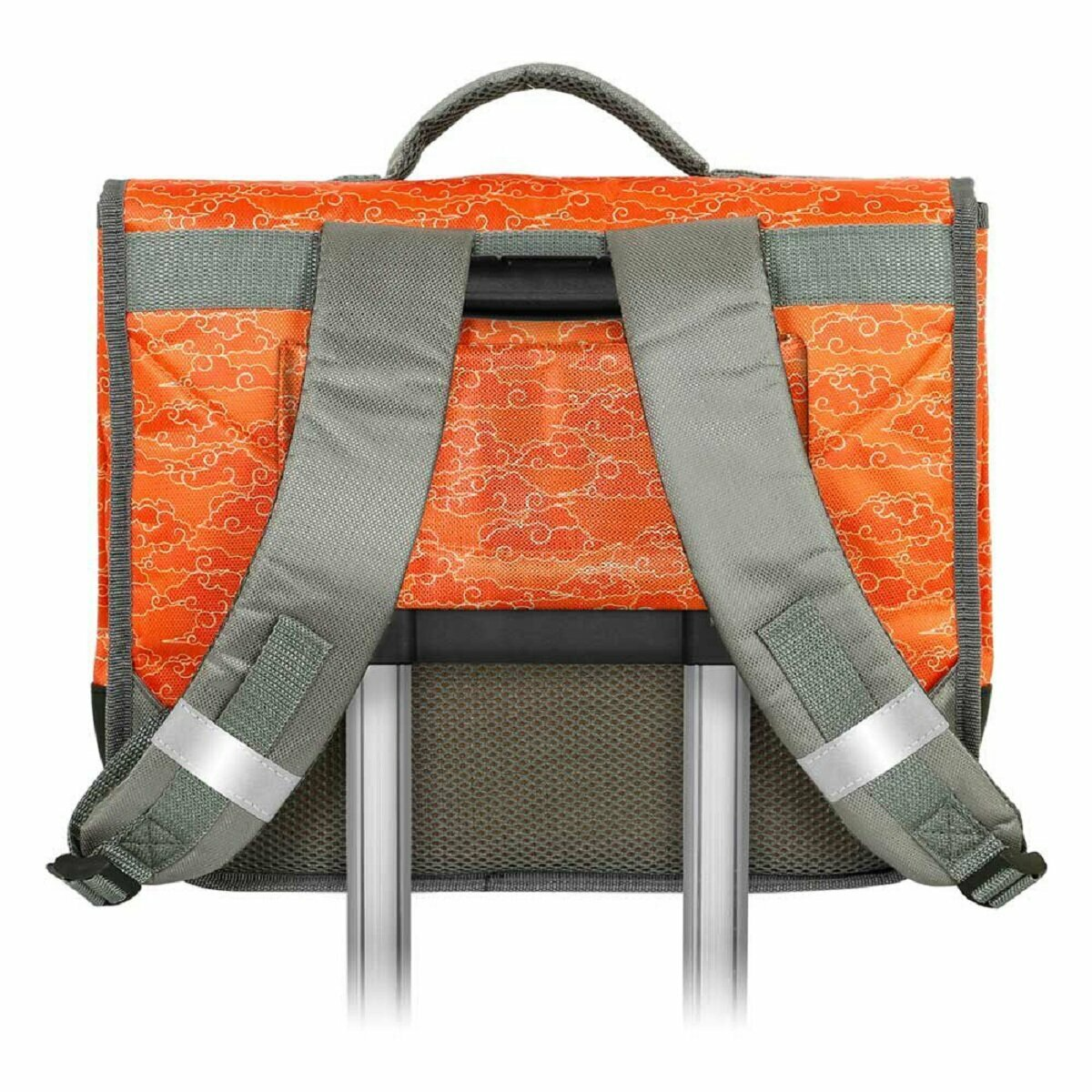 Orange-graue Schultasche mit Wolkenmuster, grauen Trägern und Griff, auf weißem Hintergrund.